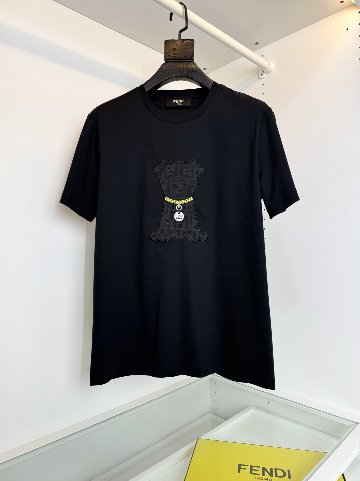 NO:710780,F**DI Fen*di 2026 spring and summer cabinets are on sale!  Childlike custom-made classic FF jacquard dog lto embroidered round neck short-sleeved T-shirt. Dog lto theme design. Designed with classic FF jacquard patches. Fashionable and bright. Fitted tailoring. Simple outline, neat tailoring and deconstructed design, which can be felt on the upper body. The neckline fits the neck slightly. The fabric is made of high-count mercerized cotton, which is skin-friendly and breathable. Color Black White Size M-3XL  Try on 172-148 to wear L slim fit, Fendi-clothing, fendi, T-shirt, tees, t-shirt,19860909F**DI芬*迪 2026春夏 柜在售！童趣 订制经典FF提花爱犬lto刺绣圆领短袖T恤 爱犬lto主题设计 采用经典FF提花贴片设计 时尚而有亮点 合体的剪裁 简洁的轮廓、利落的剪裁和解构主义的设计,上身就能体会 领口微微贴合颈部,面料采用高支丝光棉材质,亲肤 透气 颜色 黑色 白色 码数M-3XL 试穿172-148穿L修身感,芬迪-服装,fendi,T-shirt,tees，t-shirt,,Women's clothing