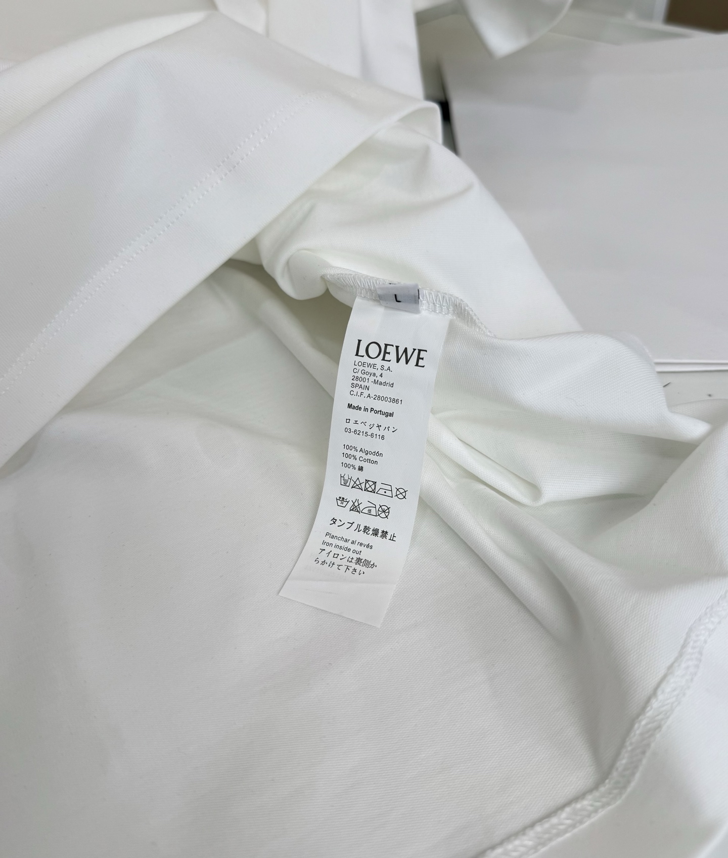 罗*威L**WE 2026春夏新款，联名系列 猫眼结合Anagram 刺绣圆领短袖T恤 胸前饰有猫眼和 