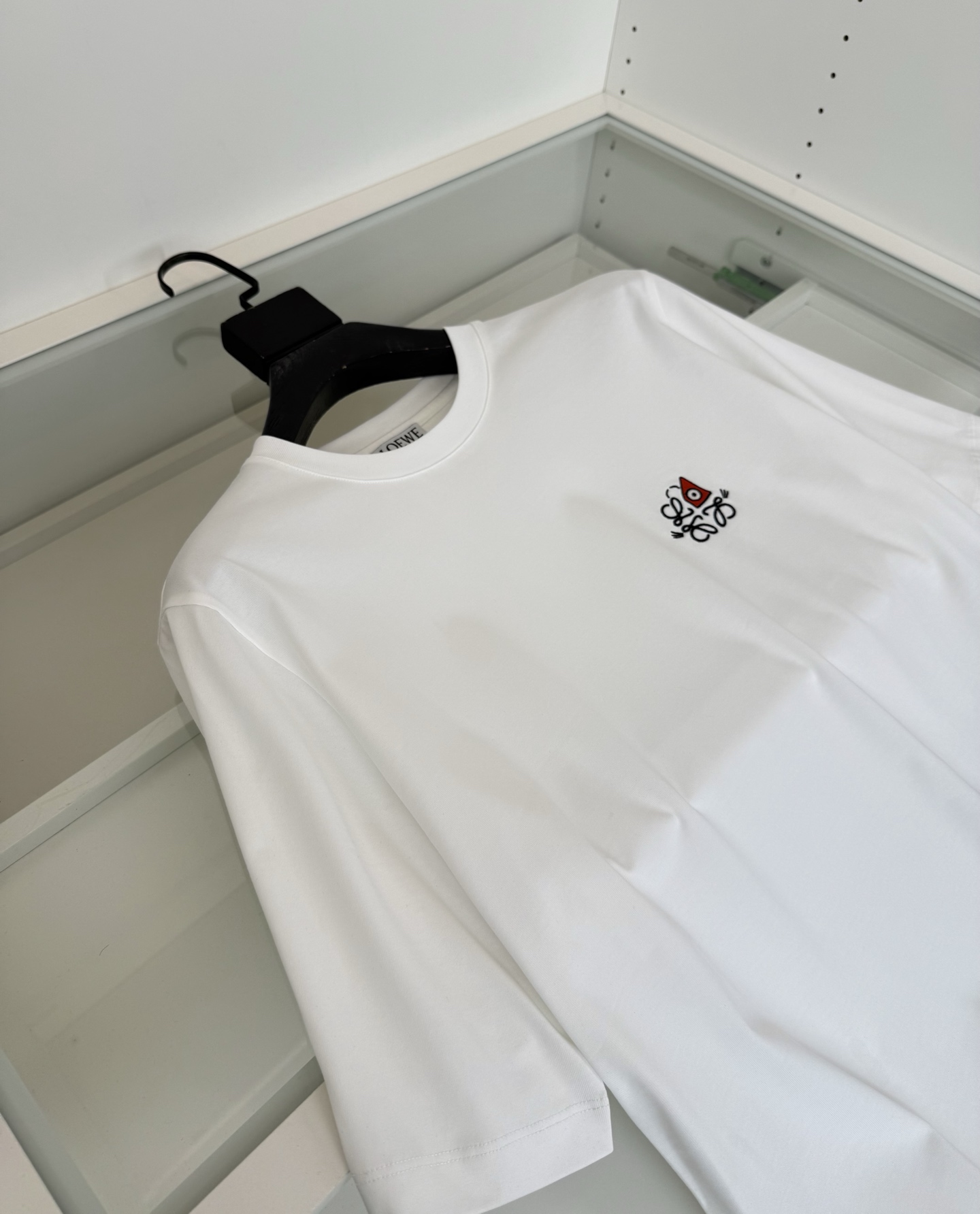 罗*威L**WE 2026春夏新款，联名系列 猫眼结合Anagram 刺绣圆领短袖T恤 胸前饰有猫眼和 