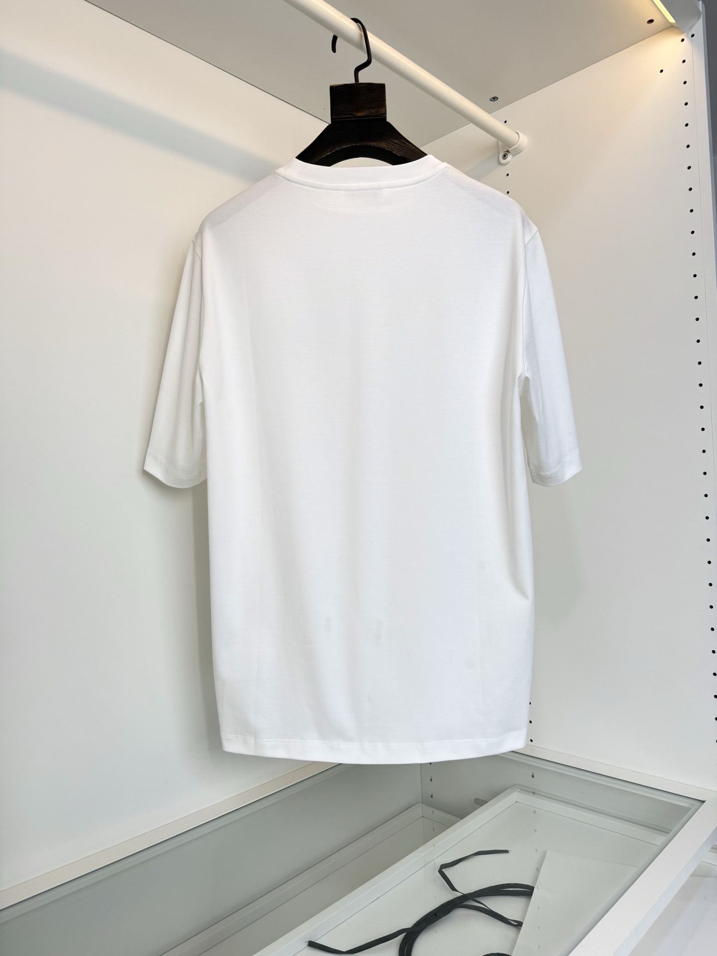 罗*威L**WE 2026春夏新款，联名系列 猫眼结合Anagram 刺绣圆领短袖T恤 胸前饰有猫眼和 