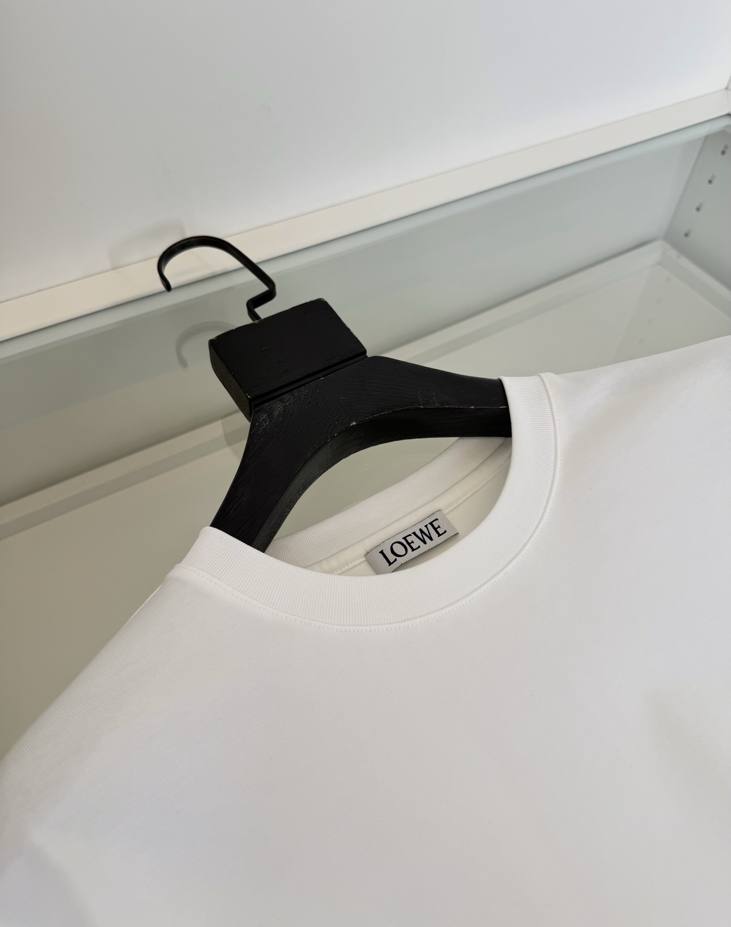 罗*威L**WE 2026春夏新款，联名系列 猫眼结合Anagram 刺绣圆领短袖T恤 胸前饰有猫眼和 