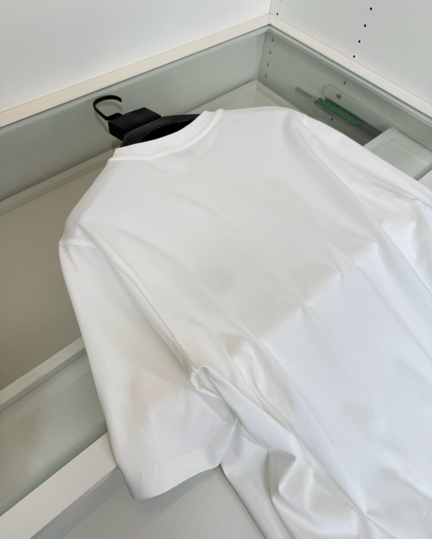 罗*威L**WE 2026春夏新款，联名系列 猫眼结合Anagram 刺绣圆领短袖T恤 胸前饰有猫眼和 