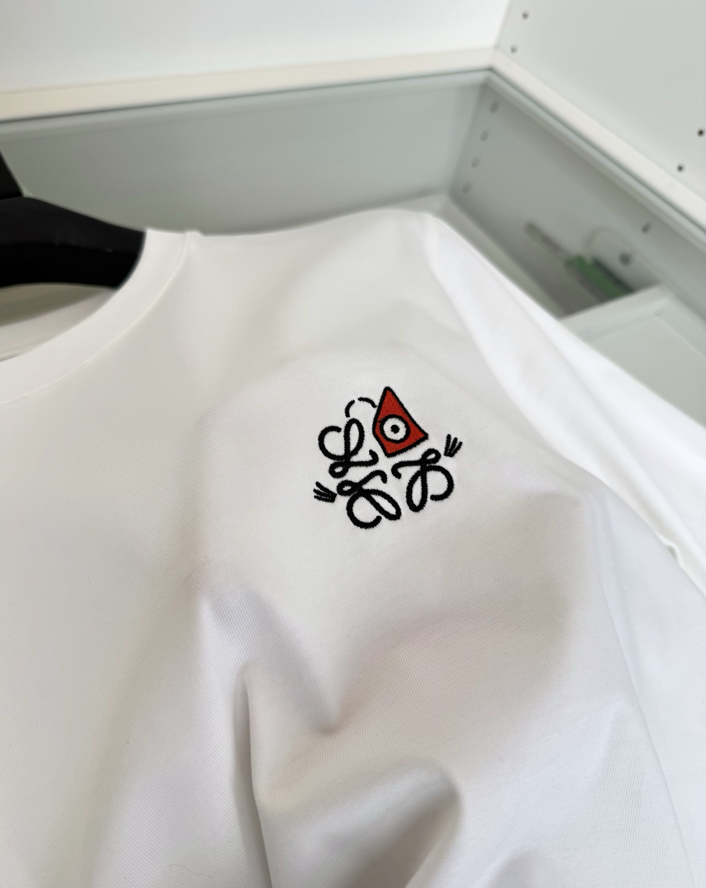 罗*威L**WE 2026春夏新款，联名系列 猫眼结合Anagram 刺绣圆领短袖T恤 胸前饰有猫眼和 