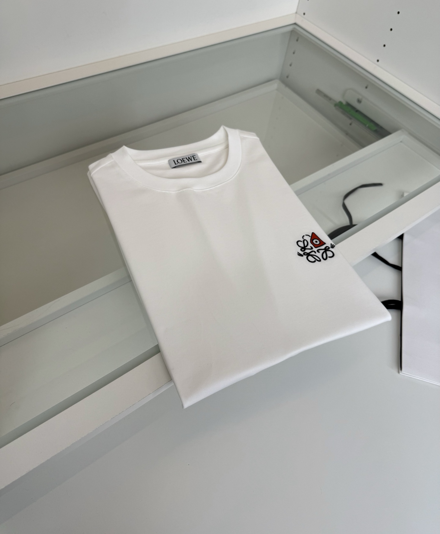 罗*威L**WE 2026春夏新款，联名系列 猫眼结合Anagram 刺绣圆领短袖T恤 胸前饰有猫眼和 