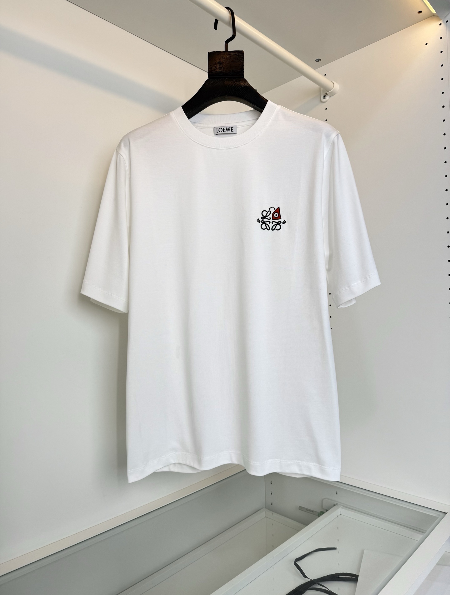 罗*威L**WE 2026春夏新款，联名系列 猫眼结合Anagram 刺绣圆领短袖T恤 胸前饰有猫眼和 