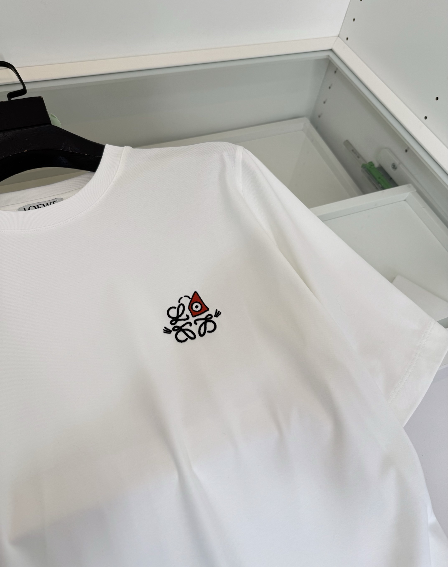 罗*威L**WE 2026春夏新款，联名系列 猫眼结合Anagram 刺绣圆领短袖T恤 胸前饰有猫眼和 