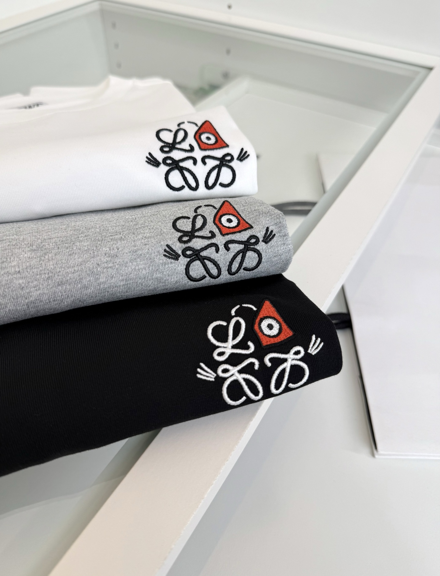 罗*威L**WE 2026春夏新款，联名系列 猫眼结合Anagram 刺绣圆领短袖T恤 胸前饰有猫眼和 