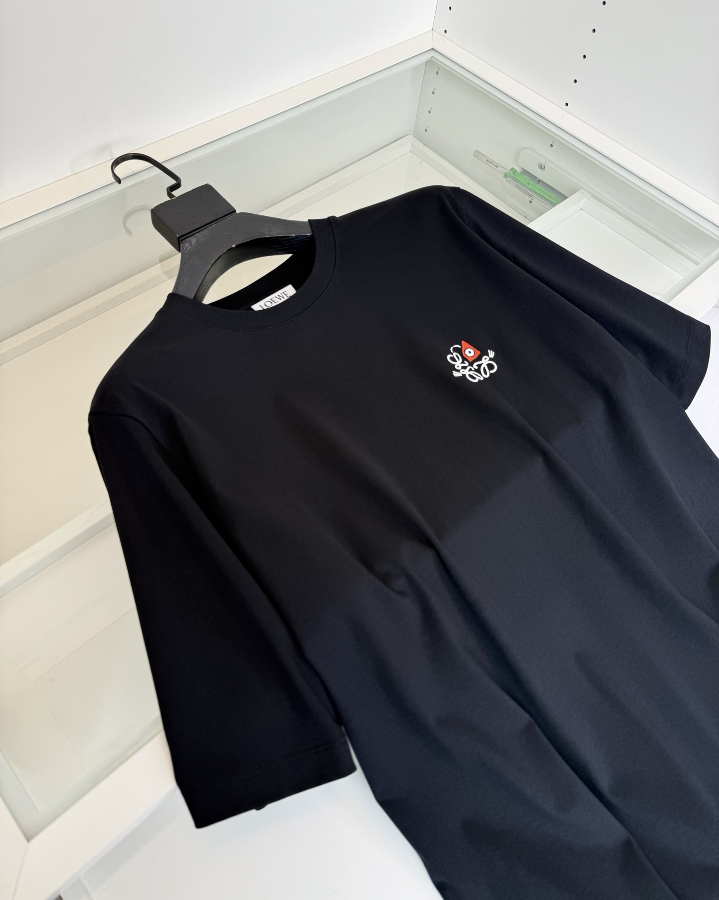 罗*威L**WE 2026春夏新款，联名系列 猫眼结合Anagram 刺绣圆领短袖T恤 胸前饰有猫眼和 