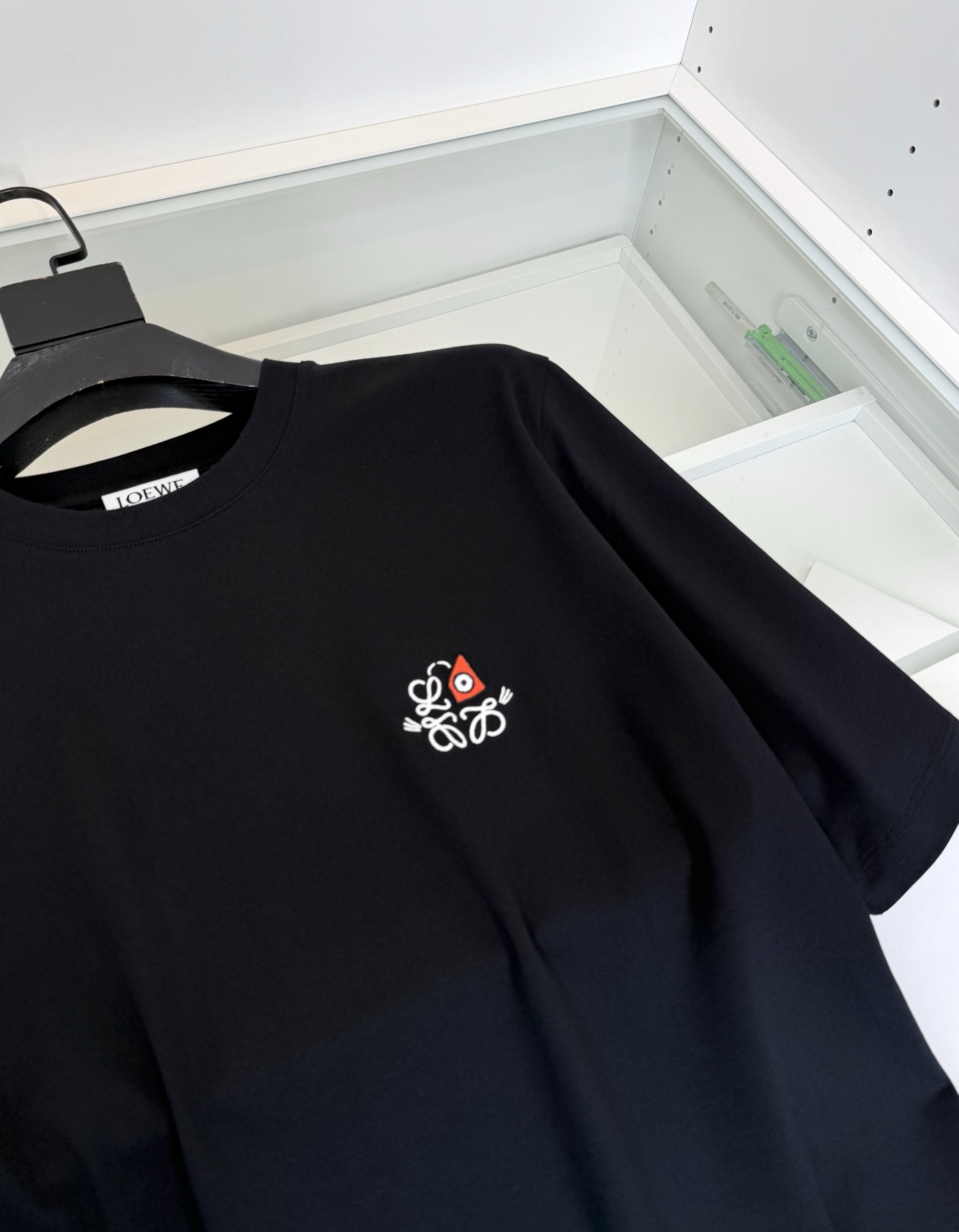 罗*威L**WE 2026春夏新款，联名系列 猫眼结合Anagram 刺绣圆领短袖T恤 胸前饰有猫眼和 