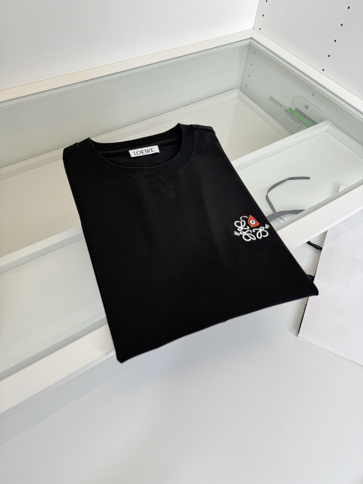 罗*威L**WE 2026春夏新款，联名系列 猫眼结合Anagram 刺绣圆领短袖T恤 胸前饰有猫眼和 