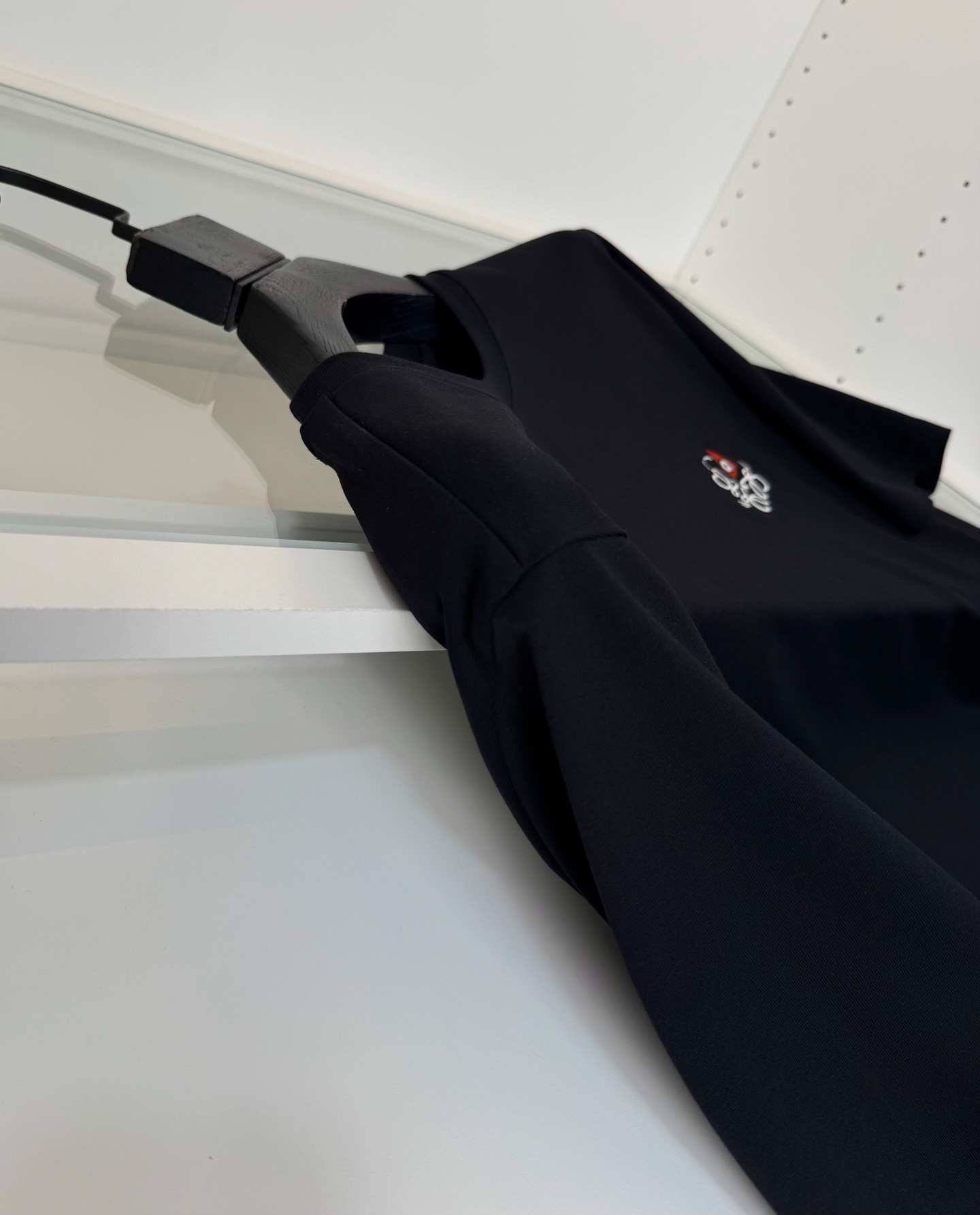 罗*威L**WE 2026春夏新款，联名系列 猫眼结合Anagram 刺绣圆领短袖T恤 胸前饰有猫眼和 