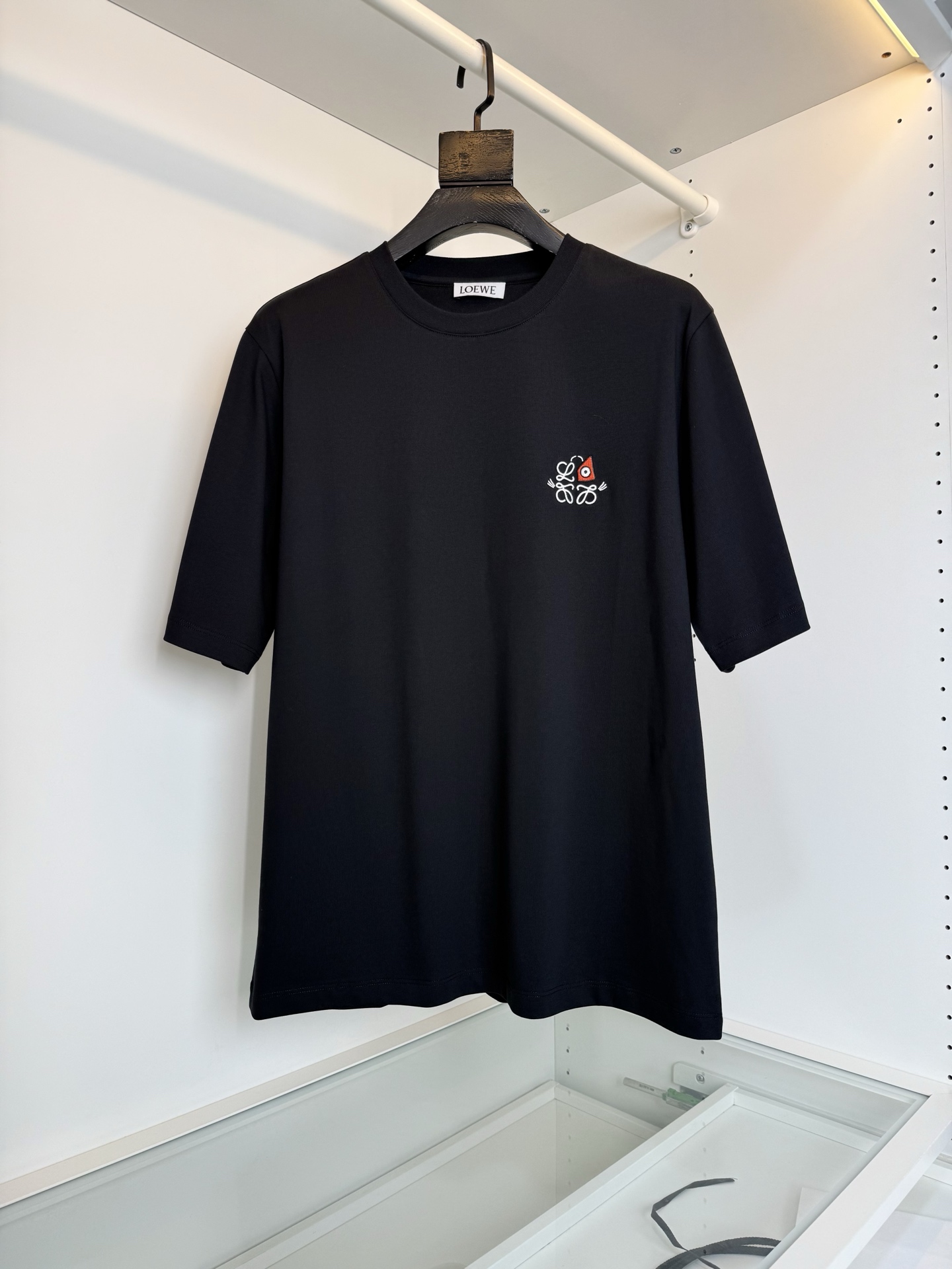 NO:710768,L**WE 2026 spring and summer new style, joint series cat eye combined with Anagram embroidery round neck short-sleeved T-shirt. The chest is decorated with cat eye and Anagram embroidery. The T-shirt is inspired by Louis Wain's 'Futurist Cats' ceramic vase series. The cat eye and Anagram embroidery on the chest make the whole thing more fashionable and playful. Imported Behringer embroidery machine for embroidery. Master master with more than ten years of plate making  Every stitch is very exquisite. Look at the details. The pattern is fine and textured, making the whole thing high-end and detailed. Trading company order. Fitted tailoring. The fabric is made of high-count mercerized cotton, with a warm and moist luster on the surface. The upper body is comfortable and breathable, and the overall body has a good sense of stiffness. It can be worn as a daily basis. Whether worn alone or as an inner layer, it is simple and outstanding. Color: black, gray, white. Size: M-3XL  Try on 172-148, suitable for L, Loewe-clothing, louis vuitton, loewe, T-shirt, tees, t-shirt,19860909罗*威L**WE 2026春夏新款,联名系列 猫眼结合Anagram 刺绣圆领短袖T恤 胸前饰有猫眼和 Anagram 刺绣.T 恤灵感源自 Louis Wain 的 “Futurist Cats” 陶瓷花瓶系列.,胸前饰有猫眼和 Anagram 刺绣 让整体更为时尚中带有俏皮感,. 进口百灵达绣花机刺绣.十几年的老师傅 制版 一针一线非常精致 看细节 图案精细而显质感 让整体高档而有细节感 贸易公司订单 合体的剪裁 面料采用高支丝光棉质地,表面有着温润的光泽感,上身舒适透气,整体又有很好的挺括感,日常基础穿着.不管单穿还是内搭,简简单单就很出彩,颜色黑色 灰色 白色 码数M-3XL 试穿172-148穿L合适,罗意威-服装,louis vuitton,loewe,T-shirt,tees，t-shirt,,Women's clothing