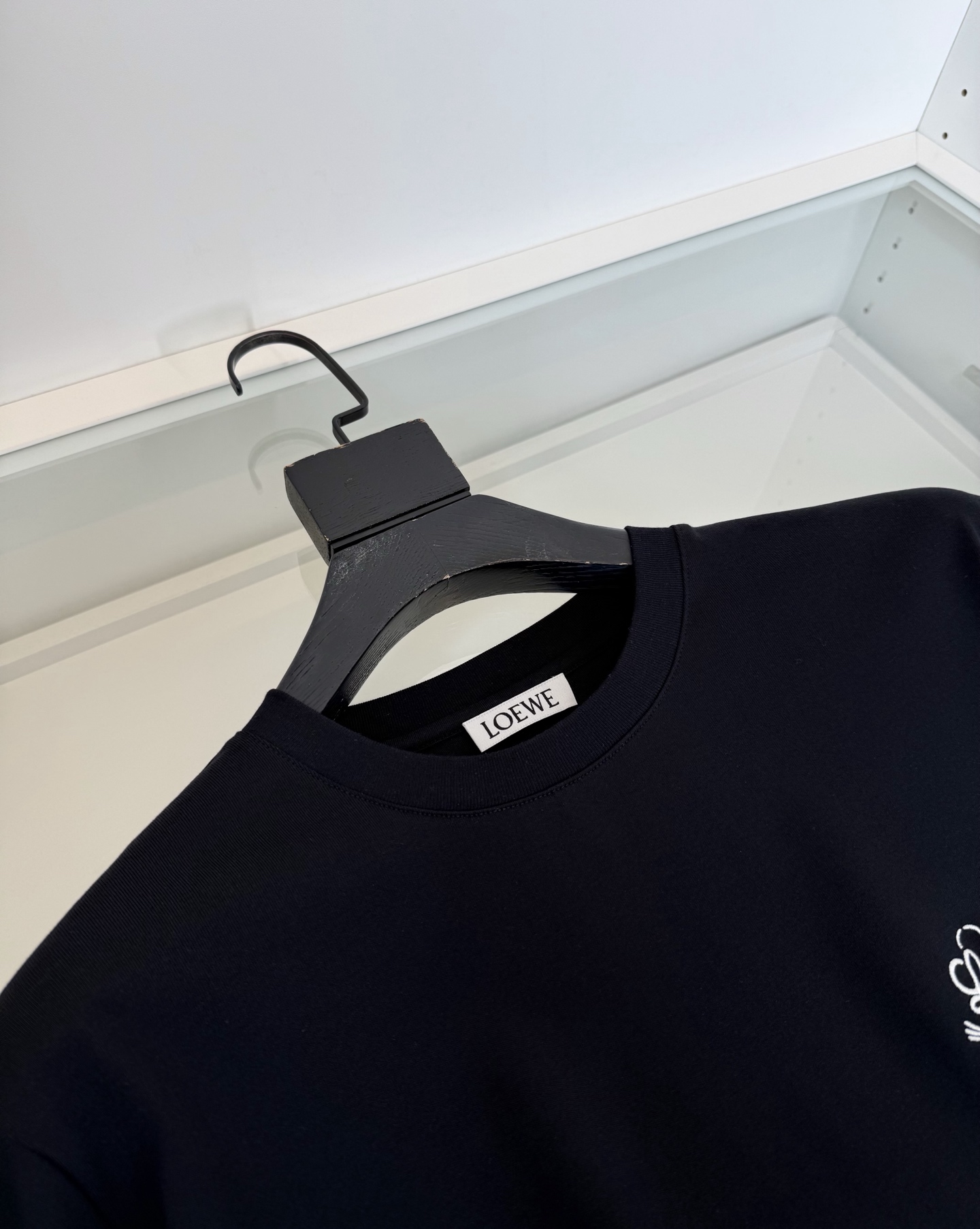 罗*威L**WE 2026春夏新款，联名系列 猫眼结合Anagram 刺绣圆领短袖T恤 胸前饰有猫眼和 