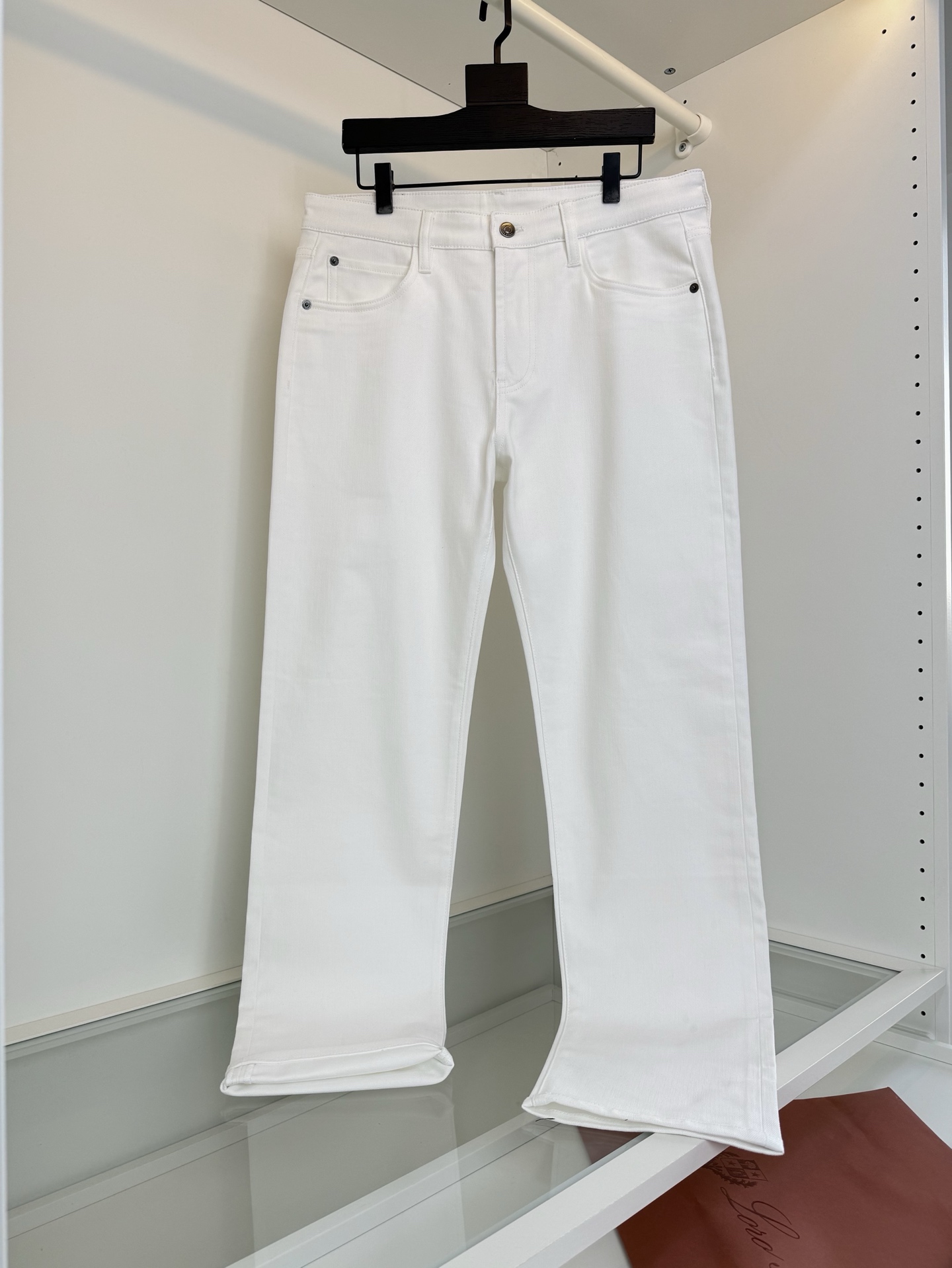 NO:710750,Lo*ro P*na Nuo Pian Ya 2026 Spring and Summer Recommended by old money and new money!  !  It is a classic every year and I like their designs. I highly recommend the Four Seasons Quarona men's jeans. Minimalist design. Not too many designs but give people an expensive texture. Five-pocket style is a must-have for men's wardrobe. Look at the details. Exquisite hardware. Every detail is completed in strict accordance with the drawings. Compare the fits on the cabinet at will. It is not tight and has no sense of restraint. It can also make you look taller and slimmer, and you can easily have long legs. The fabric is made of custom-made denim, which has good luster and slight elasticity.  The upper body is close to the skin and breathable, but also has a good sense of stiffness. Full product order. Color: black, white, brown, card color, 30-38 (35 available), try on 172-148, suitable for size 32, men's clothing, jeans,19860909Lo*ro Pi*na诺u翩雅 2026春夏 老钱新贵推荐！！年年经典 喜欢他家的设计这款强烈推荐 四季款 Quarona男士牛仔裤 极简设计 没有过多的设计 却给人一眼贵的质感 五袋款式男士衣橱的必备款 看细节 精致的五金 点滴细节严格按照图纸完成 柜上随意对比合身版型 不紧身,完全没有束缚感,还能显高显瘦,轻松拥有大长腿即视感.面料采用客供订织的牛仔布 光泽好 微微弹力 上身亲肤透气的同时 又有很好的挺括感 全品相订单 颜色 黑色 白色 咖色 卡色 30-38（有35） 试穿172-148穿32码合适,男装,jeans,,Women's clothing