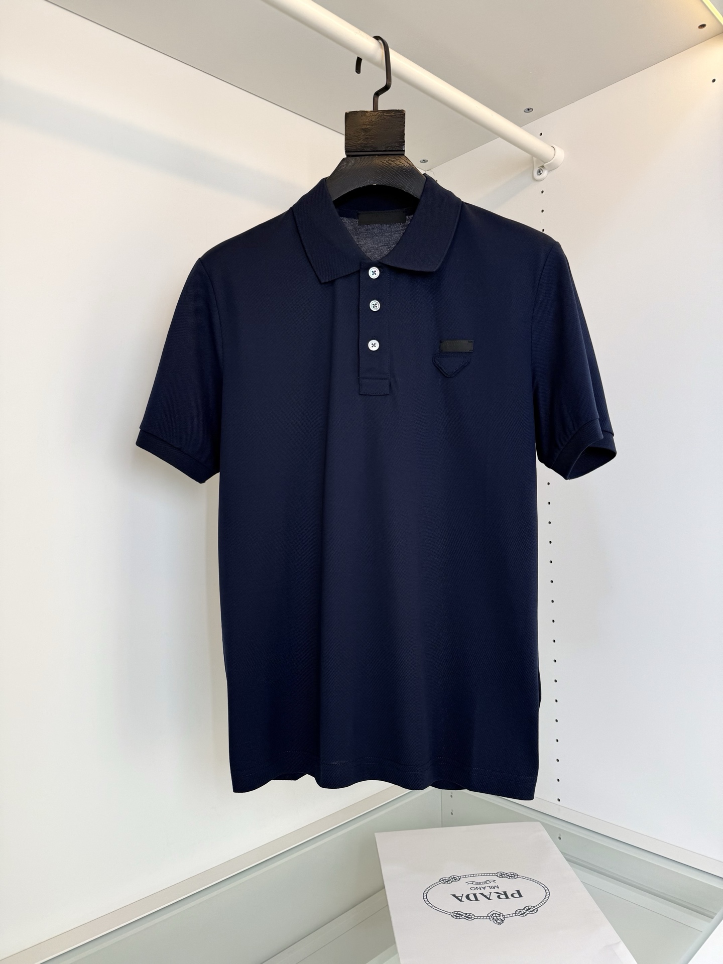 NO:743331,The highest version on the market, the girl inspects the goods, trims the three marks on the thread, and delivers the goods. You can post pictures and take videos. If you want quality and service, add me on WeChat. We will not accept urgent orders. Pr**a 2026 Spring and Summer Classic Lapel Short-sleeved POLO Shirt, a classic style every year. The triangle logo on the chest combined with the logo design makes the brand more recognizable than last year's collar logo combined with the triangle logo. The design concept presents a simple and fashionable style, expressing modern and technological significance, and more brand personality. Fitted version  The fabric is made of Judy cotton. The upper body is comfortable, breathable, crisp and stylish. The simple design and comfortable fabric make this dress really easy to wear and show off your temperament. Full product photo order [color] black white [size] M-3XL. Try on 172-148 to wear XL, Prada-clothing, prada, T-shirt,19860909市面最高版本小妹验货、修剪线头上三标、发货可发图及拍视频,要品质要服务的加我微信,不接急单. 普*达Pr**a 2026春夏 经典款翻领短袖POLO衫 年年经典款式 胸口三角标结合标志设计 比起去年领标结合三角标的点缀品牌辨识度更高 设计理念呈现简约时尚格调,表达出现代和科技意义,更显品牌个性.合体的版型 面料采用 朱迪棉料 上身舒适 透气 挺括有型 简洁的设计和一身舒适的面料,属性令这件衣服成为真正好穿显气质 全品相订单【颜色】 黑色 白色【码数】M-3XL 试穿172-148穿XL合适,普拉达-服装,prada,T-shirt,,Women's clothing