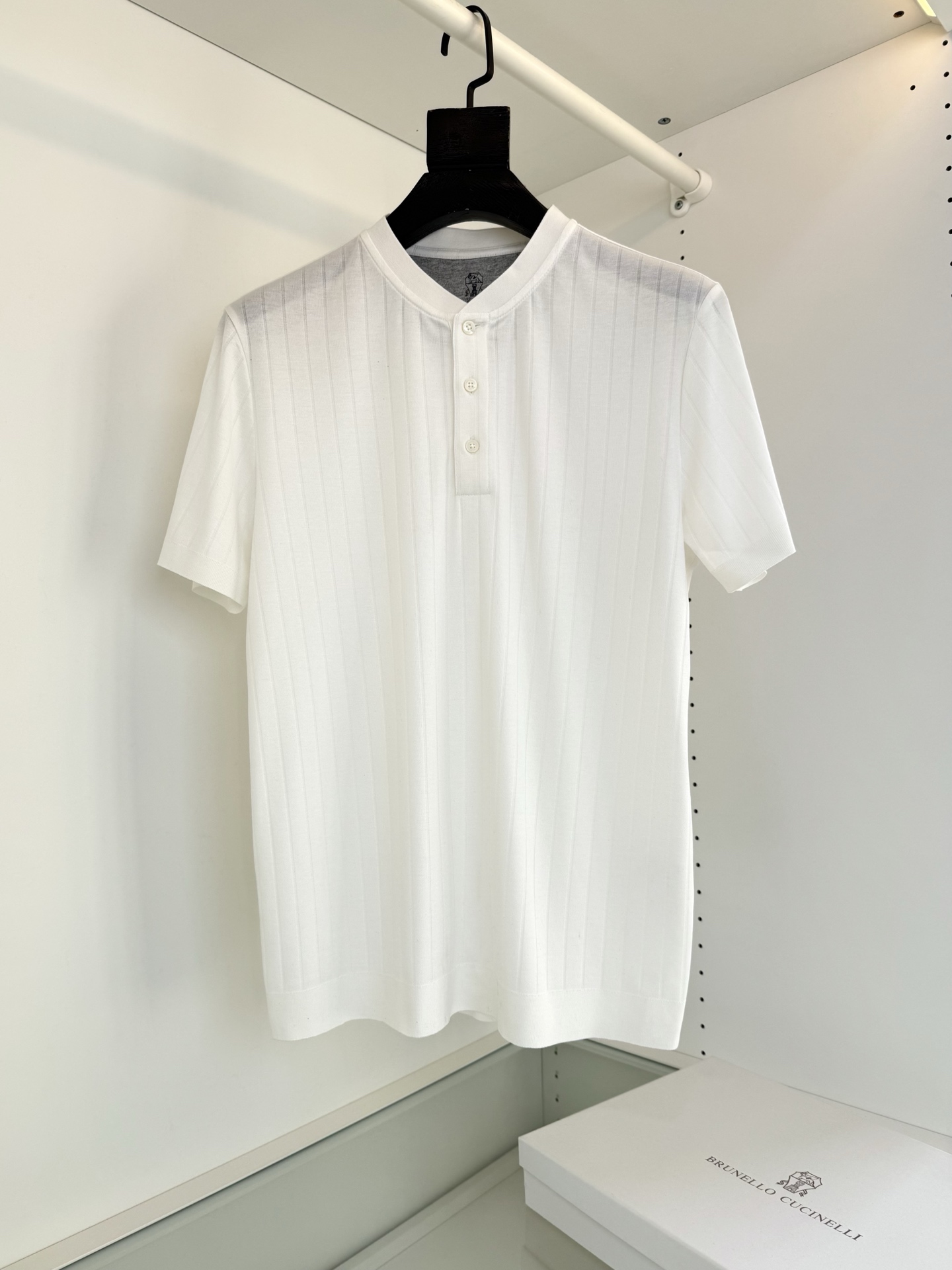 NO:784962,Bru**llo Cuci**lli 2026 Spring and Summer New Style Recommended by yuppie gentlemen (knitted fabric) Henley collar men's short-sleeved T-shirt without LOGO. The theme design is presented with a special vertical knitting process. It seems simple but can give people a noble texture at first glance (a hundred years of Henley collar history). In 1839, the Royal Derby Weekly was born in Henley Town, England. At that time, the competition clothing was a Henley collar upper body that can be elegant and gentlemanly, and can match the majestic tough guy feeling.  It is highly praised every year and is one of the must-have styles of a major first-line brand. The seemingly simple design tests the combination of craftsmanship and fabrics, and the collar shape tests the skills of the master. The width and elasticity of the neckline are very particular. The edges are tightly woven and smooth. The exquisite upper body in the details is young and not rigid. It is casual and layered. Elegant shape. Italian fit tailoring. The button accessories are made of thickened natural shell buttons. The post-processing process makes every detail exquisite.  The fabric is exquisite (knitted), the fabric is very fine, the fiber is long, the yarn is strong and not easy to break, the dyeing effect is bright and shiny, not easy to fade, the inside and outside are treated with liquid ammonia, making it more comfortable and silky to wear, the vertical grain unique weaving method highlights the details and texture, and is woven like a craft sweater!  Using circular knitting equipment, the overall weaving time is long, the process requirements are high, time-consuming and labor-intensive, and the advantages are high quality. The upper body is high-end and stylish. It has good stretchability, moisture absorption, breathability, and anti-wrinkle. It has good functions and is unmatched by ordinary fabrics. Color: Navy blue. White. Size: M-319860909Bru**llo Cuci**lli 2026春夏新款 雅痞绅士推荐（针织起脚面料）亨利领男士短袖T恤衫 没有LOGO的堆砌 以特别的竖纹针织工艺来呈现主题设计 看似简约 却能给人一眼贵的质感（百年亨利领历史）1839年 英国 亨利镇 皇家赛周会诞生 当时比赛服饰就是亨利领上身又能儒雅绅士 又能搭配大气硬汉感 年年备受推崇 也是个大一线品牌 必做的款式之一 看似简约的设计 越考验工艺与面料的结合,领型很考验师傅的功底 领口的宽窄松紧都很有讲究 边缘紧密织造流畅 细微之处的精美上身年轻不刻板 随性有层次儒雅造型 意式合体剪裁 纽扣辅料采用加厚的天然贝壳扣 后工艺的处理 让每一颗 看细节每一颗都很精致 面料考究（针织起脚）面料 极细纱线 纤维长 制成纱线 结实不易断裂 染色效果 光泽亮丽 不易泛旧 内外液氨工艺处理,让穿着更加的舒适的丝滑感 竖纹别致的织法 凸显细节质感 工艺类式毛衣一样织造！采用大圆机设备 整体织造时间久,工艺要求高,耗时耗力,优点品质感高 上身高档而有型 伸缩性好 吸湿 透气 防皱都有很好功能性 也是一般面料无法媲美 颜色 藏青色 白色 码数M-3XL 试穿172-148穿L码合身,男装,sweaters,T-shirt,tees，t-shirt,,Women's clothing
