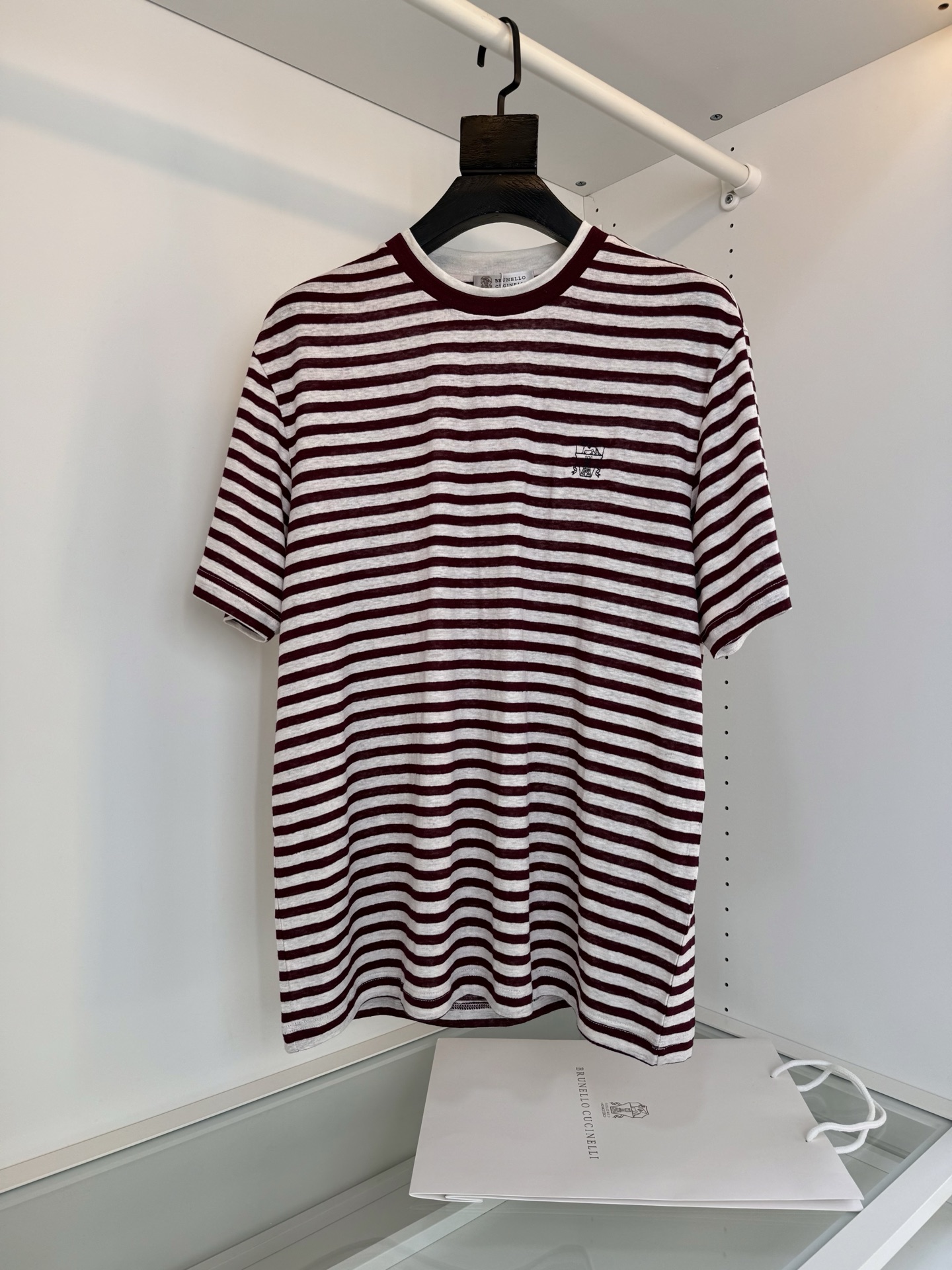NO:784909,Bru**llo Cuci**lli 2026 Spring and Summer New Style (Rain and Dew Linen) Free comparison in the mall Quality Control Recommendation High-density linen striped double-layer collar Striped T-shirt, his classic double-layer collar combined with chest logo embellishment The upper body is fashionable and layered, slightly loose tailoring, the upper body is comfortable and very famous at the same time The fabric is made of 98 rain and dew linen combined with a little spandex Brand custom fabric The finished product is more delicate than ordinary linen and has a sense of quality  This natural and sustainable fiber does not use artificial irrigation during the planting process. The characteristics of rain and dew flax are because the climate is mild and humid, the soil conditions are suitable, and there are inherited flax farms that follow strict planting standards, such as a five-year crop rotation system to ensure soil fertility. The fiber of flax is more slender and uniform, with less impurities. The finished product has a uniform and moist color, a firm tissue structure, a clean and simple texture, and a tough bone. It has a delicate linen feel when it touches the skin, and the wrinkles follow the texture to give a 'paper feel'. It is also the preferred flax material for first-line brands.  Full product phase order, don’t miss it if you like it (definitely not a general market fabric, the import cycle is 45 days) Color Red Light Brown Blue Size M-319860909Bru**llo Cuci**lli 2026春夏新款（雨露亚麻） 商场随意对比 品质控推荐 高密度的亚麻条纹双层领 条纹T恤 ,他家经典双层领结合胸口标志点缀 上身时尚而有层次感,略微宽松的剪裁,上身舒适的同时 很大牌 面料采用 98雨露亚麻 结合一点氨纶 品牌商订织料 成品比一般亚麻细腻 而有品质感 这种天然且可持续的纤维,种植过程不使用人工灌溉,雨露亚麻的特点 因为气候温和湿润,土壤条件适宜,且有传承的亚麻农场,遵循严格种植标准,比如五年轮作制度保障土壤肥力 .亚麻的纤维更细长、均匀,杂质少 成品 色泽均匀温润,组织结构紧实,肌理干净质朴,骨感有韧性,接触皮肤是细腻麻纱感,褶皱顺应肌理呈“纸感 也是一线品牌 首选的亚麻材质 全品相订单 喜欢不要错过（绝非一般市场面料 进口周期45天）颜色 红色 浅咖色 蓝色 码数M-3XL 试穿172-148穿L码合适,男装,tees，t-shirt,,Women's clothing
