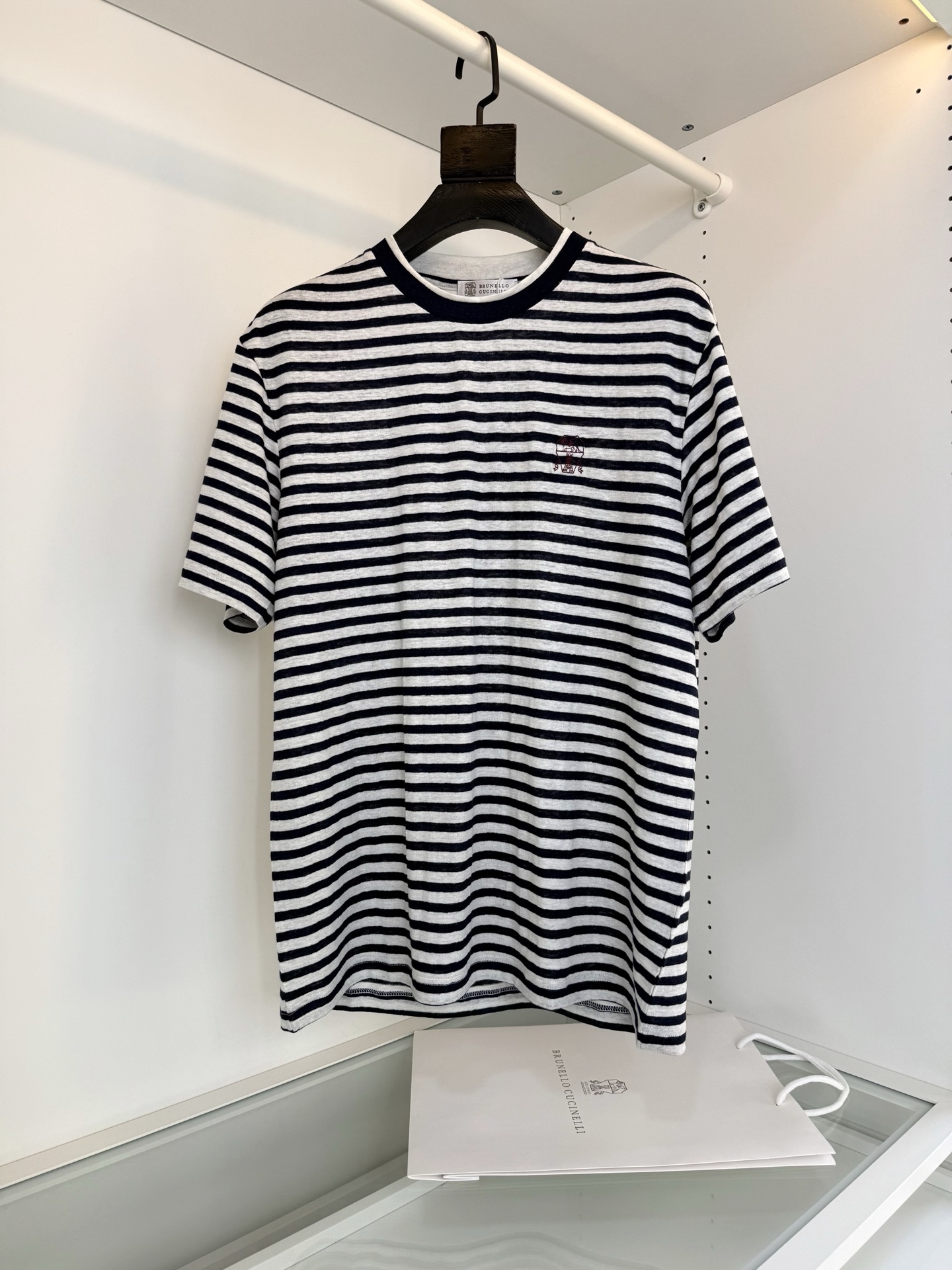 NO:784915,Bru**llo Cuci**lli 2026 spring and summer new style (imported rain and dew linen) random comparison in the mall, quality control recommendation, high-density linen striped double-layer collar, striped T-shirt, his classic double-layer collar combined with chest logo embellishment, the upper body is fashionable and layered, slightly loose tailoring, the upper body is comfortable and very famous at the same time. The fabric is made of 98 rain and dew linen, combined with a little spandex, brand custom fabric, the finished product is more delicate than ordinary linen and has a sense of quality.  This natural and sustainable fiber does not use artificial irrigation during the planting process. The characteristics of rain and dew flax are because the climate is mild and humid, the soil conditions are suitable, and there are inherited flax farms that follow strict planting standards, such as a five-year crop rotation system to ensure soil fertility. The fiber of flax is more slender and uniform, with less impurities. The finished product has a uniform and moist color, a firm tissue structure, a clean and simple texture, and a tough bone. It has a delicate linen feel when it touches the skin, and the wrinkles follow the texture to give a 'paper feel'. It is also the preferred flax material for first-line brands.  Full product phase order, don’t miss it if you like it (definitely not a general market fabric, the import cycle is 45 days) Color Red Light Brown Blue Size M-319860909Bru**llo Cuci**lli 2026春夏新款（进口雨露亚麻） 商场随意对比 品质控推荐 高密度的亚麻条纹双层领 条纹T恤 ,他家经典双层领结合胸口标志点缀 上身时尚而有层次感,略微宽松的剪裁,上身舒适的同时 很大牌 面料采用 98雨露亚麻 结合一点氨纶 品牌商订织料 成品比一般亚麻细腻 而有品质感 这种天然且可持续的纤维,种植过程不使用人工灌溉,雨露亚麻的特点 因为气候温和湿润,土壤条件适宜,且有传承的亚麻农场,遵循严格种植标准,比如五年轮作制度保障土壤肥力 .亚麻的纤维更细长、均匀,杂质少 成品 色泽均匀温润,组织结构紧实,肌理干净质朴,骨感有韧性,接触皮肤是细腻麻纱感,褶皱顺应肌理呈“纸感 也是一线品牌 首选的亚麻材质 全品相订单 喜欢不要错过（绝非一般市场面料 进口周期45天）颜色 红色 浅咖色 蓝色 码数M-3XL 试穿172-148穿L码合适,男装,tees，t-shirt,,Women's clothing