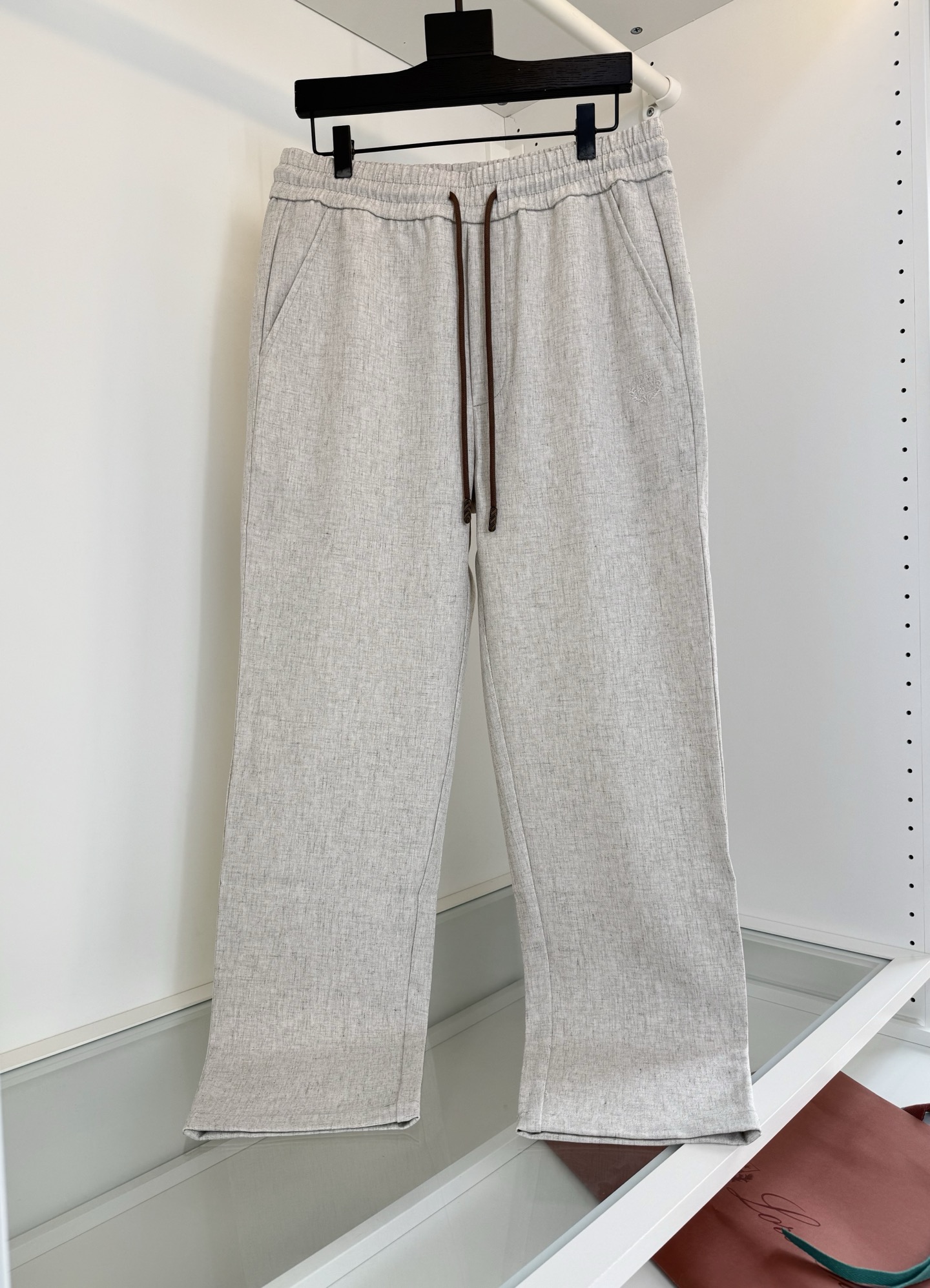 NO:743335,The highest version on the market, the girl will inspect the goods, trim the three marks on the threads, and deliver the goods. You can post pictures and take videos. If you want quality or service, please add me on WeChat. We will not accept urgent orders. Lo*ro Pi*na Nuo u Pian Ya 2026 Spring and Summer Recommended by old money!  Cotton and linen blended elastic waist straight casual pants, a classic model that can be worn both business and casual. Logo embroidery embellishments. The upper body has a lazy and elegant temperament. The knitted waist has a loose volume and the practical drawstring at the waist creates a balanced elegance in contrast. Pockets on both sides. Fitted tailoring. The fabric is made of natural cotton and linen blended material. It is comfortable, breathable and moisture-wicking. It has many advantages. It becomes softer the more you wash it, and has a charm as you wear it.  It is also a favorite fabric of luxury brands. Orders in all conditions can be matched with business and leisure. Highly recommended for spring and summer [Color] Gray Original color [Size] M-3XL Try on 172-148 to wear L for slim fit, men's clothing,19860909市面最高版本小妹验货、修剪线头上三标、发货可发图及拍视频,要品质要服务的加我微信,不接急单. Lo*ro Pi*na诺 u翩雅 2026春夏 老钱推荐！ 棉麻混纺松紧腰直筒休闲裤 经典款 商务休闲都实穿的一款 标志刺绣点缀 上身有着慵懒的典雅气质.针织腰部宽松量感与腰部的实用抽绳,在对比中营造平衡的优雅.两侧插袋 合体的剪裁版型 面料采用天然棉麻混纺材质 舒适透气 吸湿排汗 ........有着很多优点 越洗越柔软 越穿越有韵味的特点 也是奢牌品钟爱的一款面料 全品相的订单 商务休闲都能很好搭配一款 春夏强烈推荐【颜色】 灰色 原色【码数】M-3XL 试穿172-148穿L修身感,男装,,Women's clothing