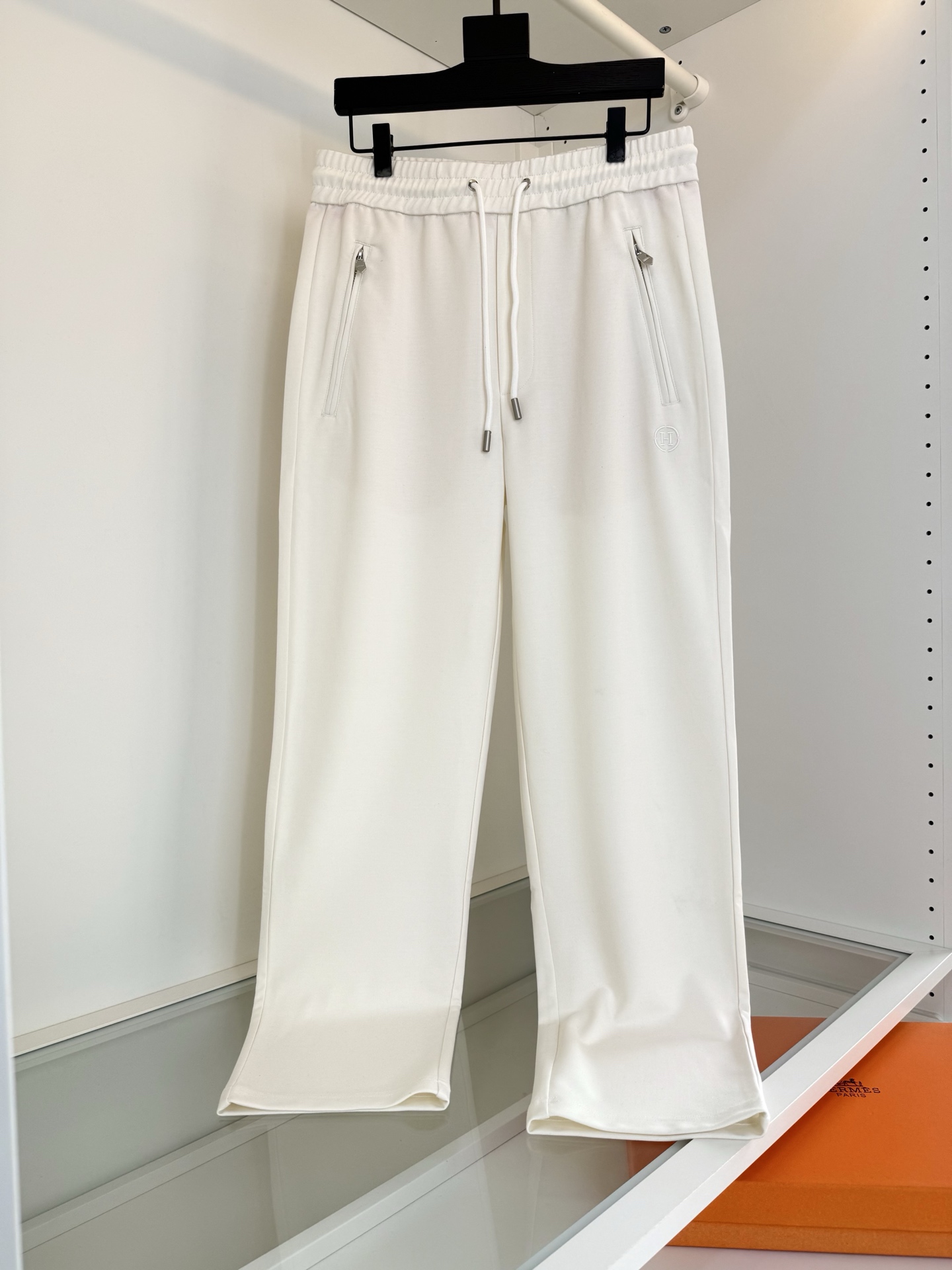 NO:743314,The highest version on the market, the girl will inspect the goods, trim the three marks on the threads, and ship the goods. If you want quality and service, please add me on WeChat. We will not accept urgent orders. He*mès 2026 Spring and Summer Full Product Photo Order Modal cotton elastic waist straight leg casual pants, elastic waist drawstring straight pants H embroidery, combined with back pockets and leather embellishment design, fitted tailoring, zipper pockets, convenient and practical, classic style every year  The upper body has a casual and relaxed feeling. The fabric is made of modal cotton blend, with a warm and shiny surface. It feels silky and smooth. The upper body is comfortable and breathable. The overall body has a good sense of stiffness. Thickness for spring and summer. Order for full product [Color] Black White Coffee [Size] M-319860909市面最高版本小妹验货、修剪线头上三标、发货可发图及拍视频,要品质要服务的加我微信,不接急单. 爱*仕(He*mès) 2026春夏 全品相订单 莫代尔棉松紧腰直脚休闲裤 ,松紧腰部抽绳直筒裤 H刺绣 结合后口袋拼皮点缀设计 合体的剪裁 经拉链插袋 方便实用 年年经典款式 上身有总随意的松弛感 面料采用莫代尔棉混纺材质,表面有着温润光泽感 手感丝滑 上身舒适透气 整体又有好的挺括感 春夏厚度 全品相的订单【颜色】 黑色 白色 咖色【码数】M-3XL 试穿172-148腰围2尺5穿L修身,爱马仕-服装,hermes,,Women's clothing