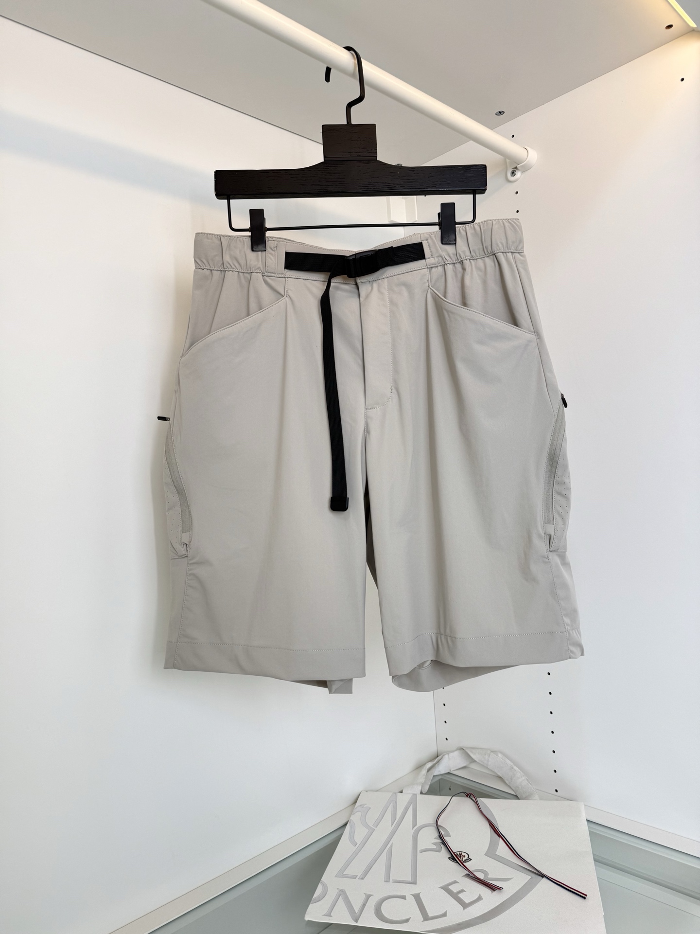 NO:776907,MON**ER 2026 Spring and Summer Thin Style Quality Control Recommendation Geometric structure splicing design five-point casual short pants First-line OEM products Geometric structure combined with three-dimensional tailoring The upper body is very famous Fashionable and practical Comfort is designed as a whole with a multi-pocket design The back uses a machete double-material splicing pocket design to make the upper body feel fashionable and trendy It can be easily matched whether it is casual or sports Attracting the eye-catching back pocket logo embellishment Highlighting details Double-button drawstring Convenient and practical  Recommended for quality control, random comparison in shopping malls. Produced by first-line OEMs. The handling of details and the grasp of the pattern are unmatched by ordinary factories. Technical blended material, imported 44-needle warp knitted fabric. It is thin, delicate and slightly elastic. The surface has a warm and shiny feeling. The upper body is comfortable and breathable, easy to care for. It is not easy to wrinkle. At the same time, the washing and wear resistance and pilling resistance are much better than weft knitted fabrics. Color: Black, light card color  Try on sizes 172-148 to fit XL for a loose fit, muzzle-clothing, Moncler,19860909蒙**口MON**ER 2026春夏薄款 品质控推荐 几何结构拼接设计五分休闲短款裤 一线代工品 几何结构结合立体剪裁的版型 上身就很大牌 时尚 实穿 舒适性为整体设计一款多口袋的设计 背面采用弯刀双料拼接的口袋设计 让上身感时尚潮流 不管休闲还是运动 都能轻松搭配 吸引眼球 后口袋标志点缀 凸显细节 双扣抽绳 方便实用 品质控推荐,商场随意对比 一线代工出品 细节的处理对待版型的把握 也是一般工厂无法比拟 科技型混纺材质,进口料44针经编针织面料 轻薄细腻 有微微弹力 表面有着温润光泽感 上身舒适透气 ,易打理 不易褶皱的同时 耐洗耐磨性 防起球都大大优于 纬编的织物 颜色 黑色 浅卡色 试穿172-148穿XL码宽松感,蒙口-服装,Moncler,,Women's clothing