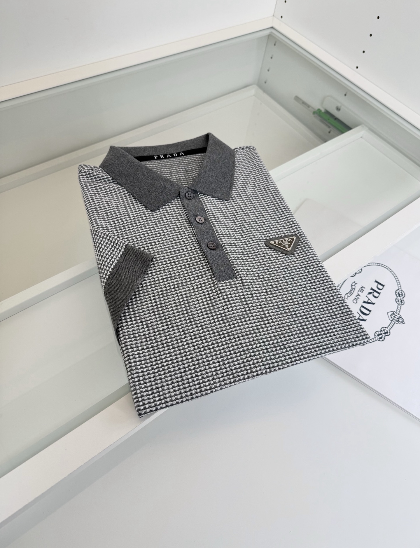 Pr*da普*达 2026春夏 （针织起脚料） 竖纹提花起脚 经典翻领针织短袖POLO衫，以针织工艺来呈