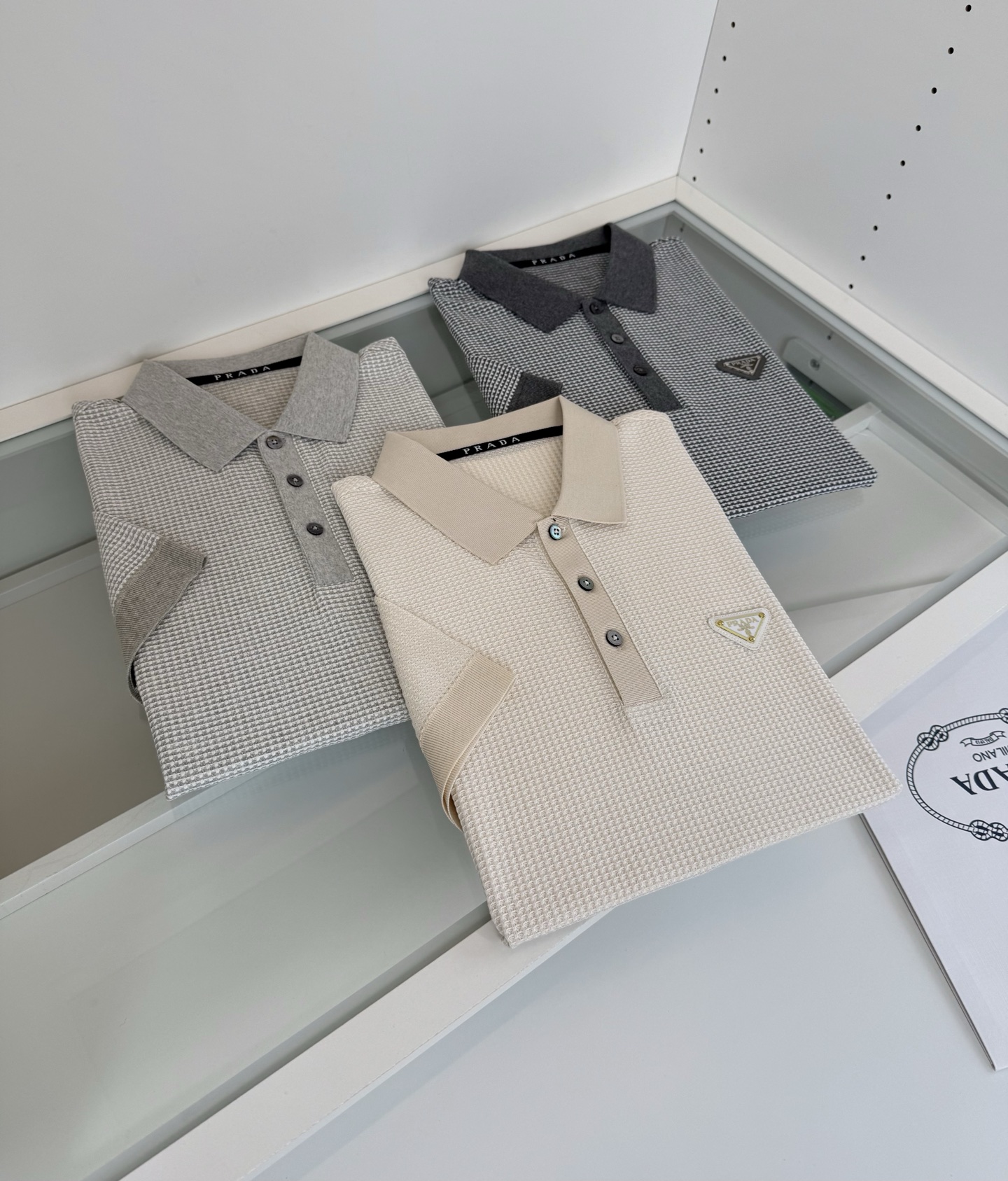 Pr*da普*达 2026春夏 （针织起脚料） 竖纹提花起脚 经典翻领针织短袖POLO衫，以针织工艺来呈