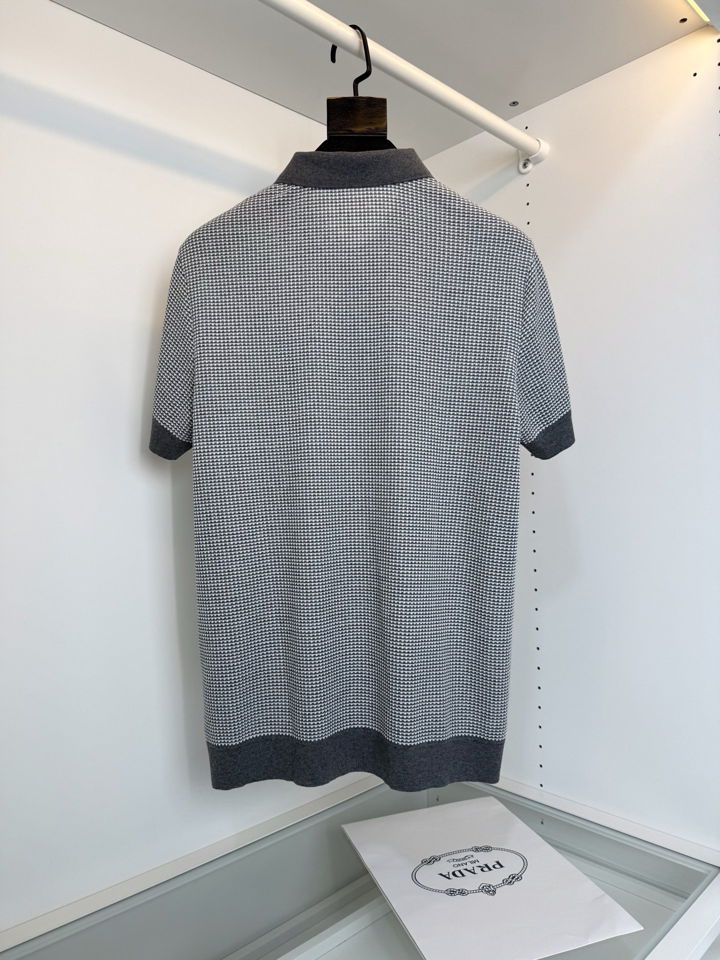 Pr*da普*达 2026春夏 （针织起脚料） 竖纹提花起脚 经典翻领针织短袖POLO衫，以针织工艺来呈