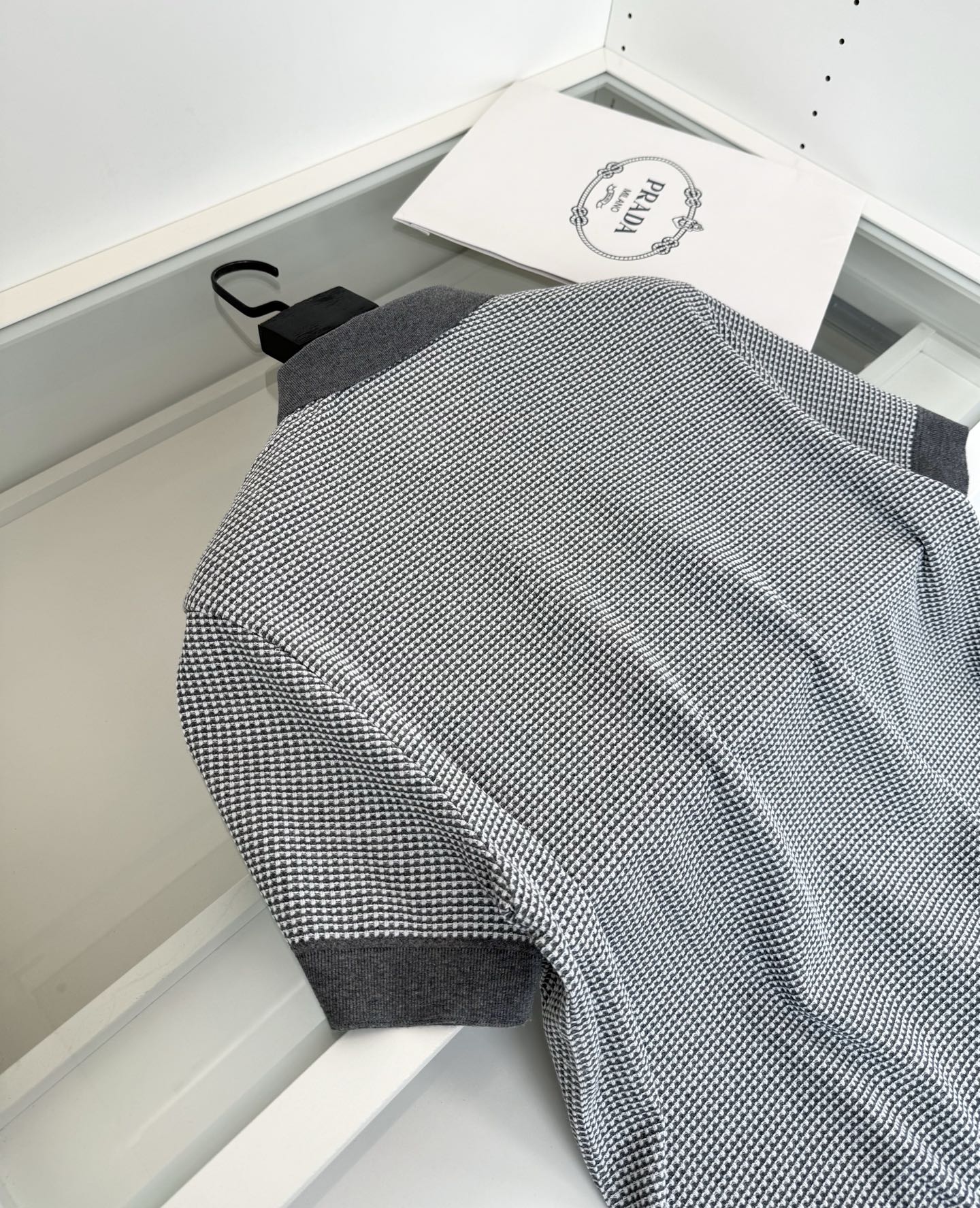 Pr*da普*达 2026春夏 （针织起脚料） 竖纹提花起脚 经典翻领针织短袖POLO衫，以针织工艺来呈