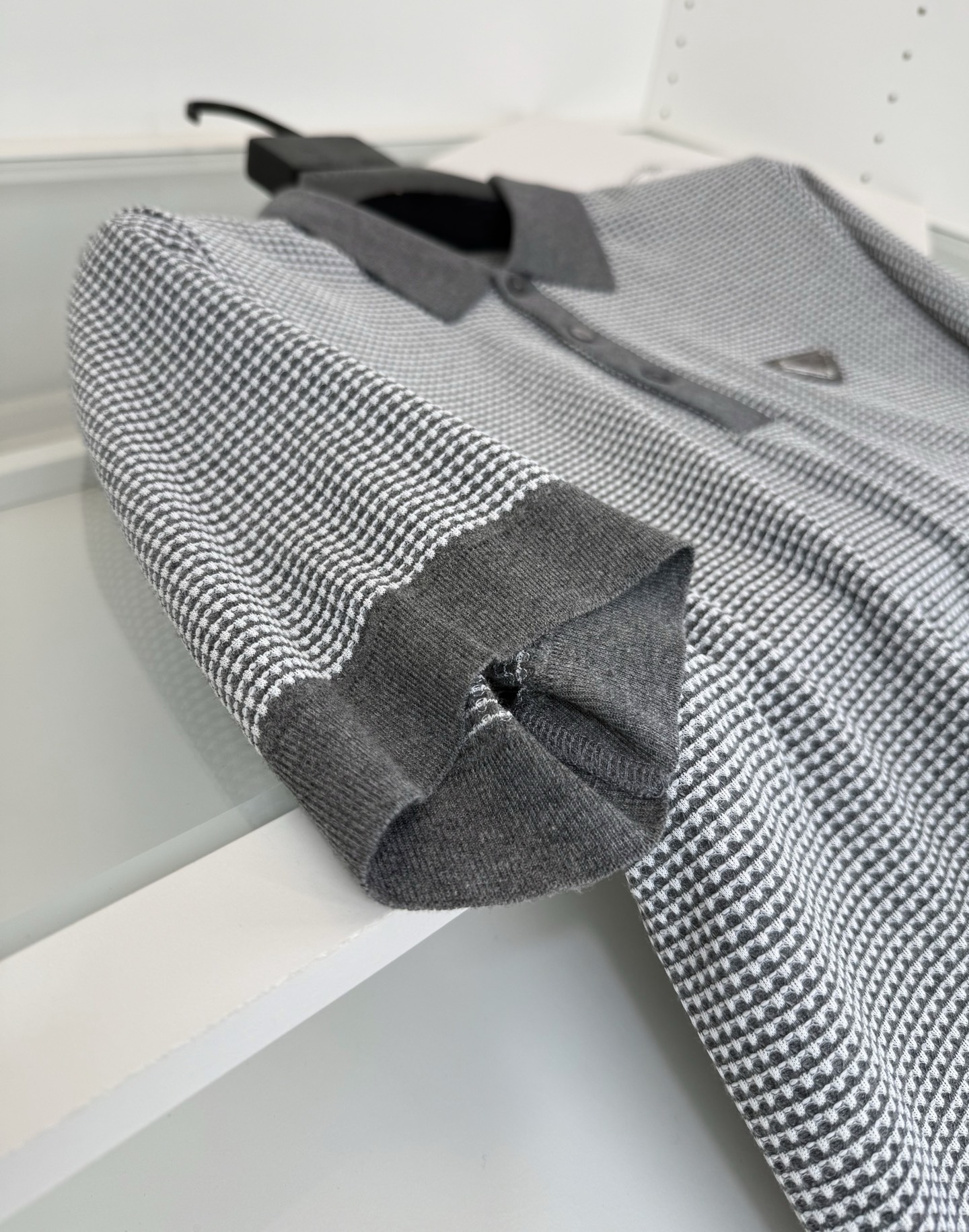 Pr*da普*达 2026春夏 （针织起脚料） 竖纹提花起脚 经典翻领针织短袖POLO衫，以针织工艺来呈