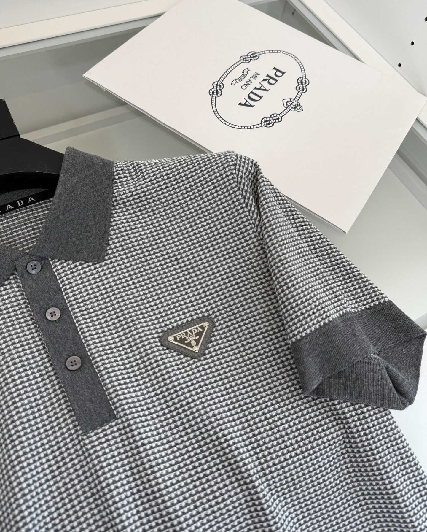 Pr*da普*达 2026春夏 （针织起脚料） 竖纹提花起脚 经典翻领针织短袖POLO衫，以针织工艺来呈