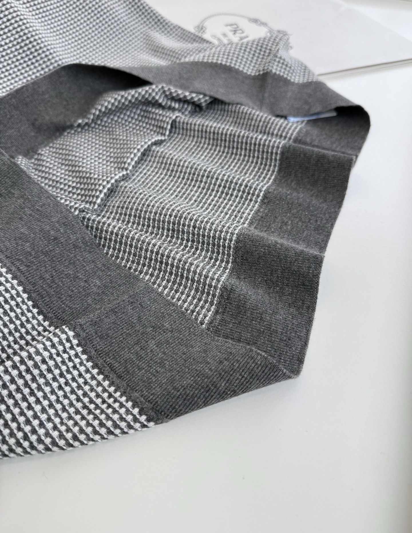 Pr*da普*达 2026春夏 （针织起脚料） 竖纹提花起脚 经典翻领针织短袖POLO衫，以针织工艺来呈