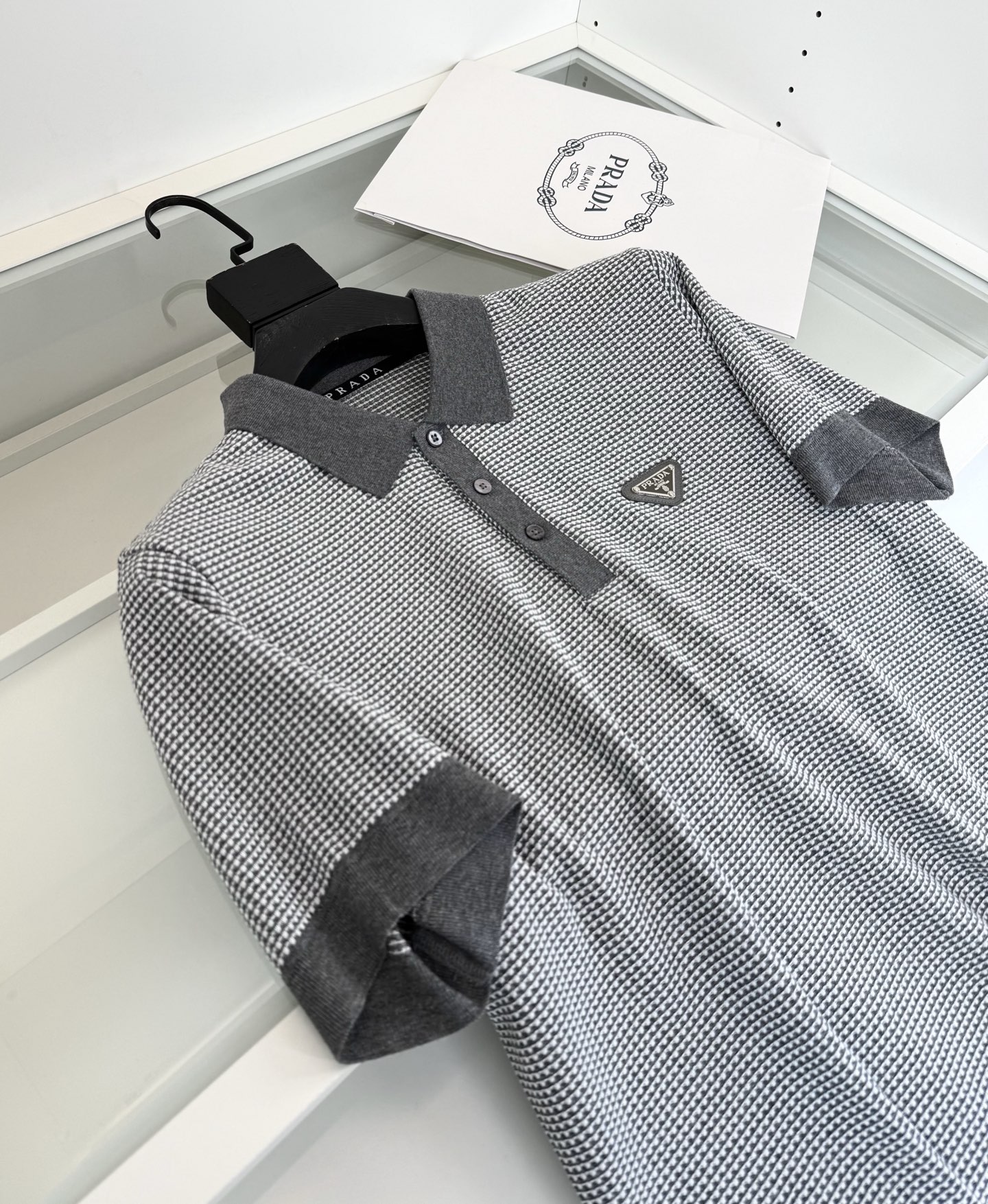 Pr*da普*达 2026春夏 （针织起脚料） 竖纹提花起脚 经典翻领针织短袖POLO衫，以针织工艺来呈