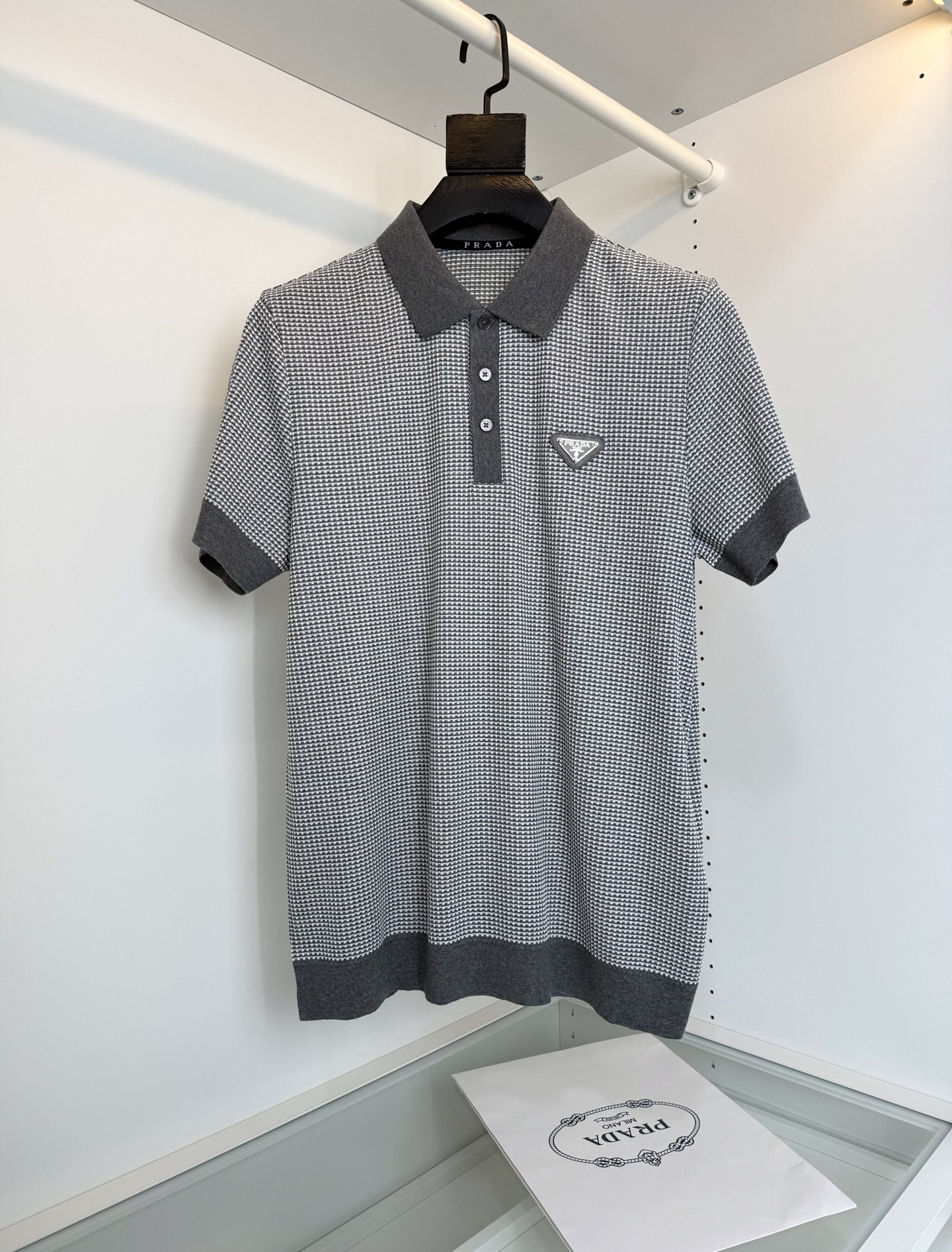 Pr*da普*达 2026春夏 （针织起脚料） 竖纹提花起脚 经典翻领针织短袖POLO衫，以针织工艺来呈