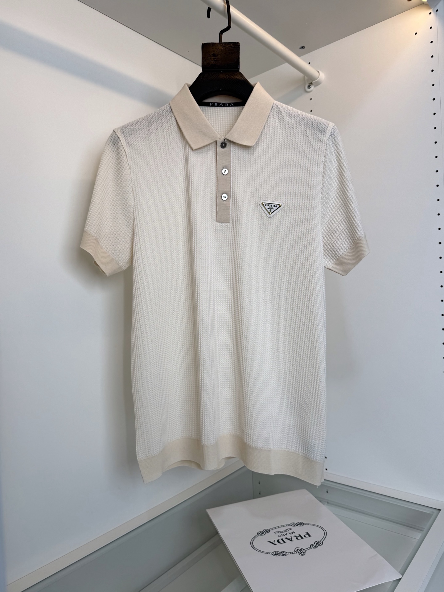 Pr*da普*达 2026春夏 （针织起脚料） 竖纹提花起脚 经典翻领针织短袖POLO衫，以针织工艺来呈
