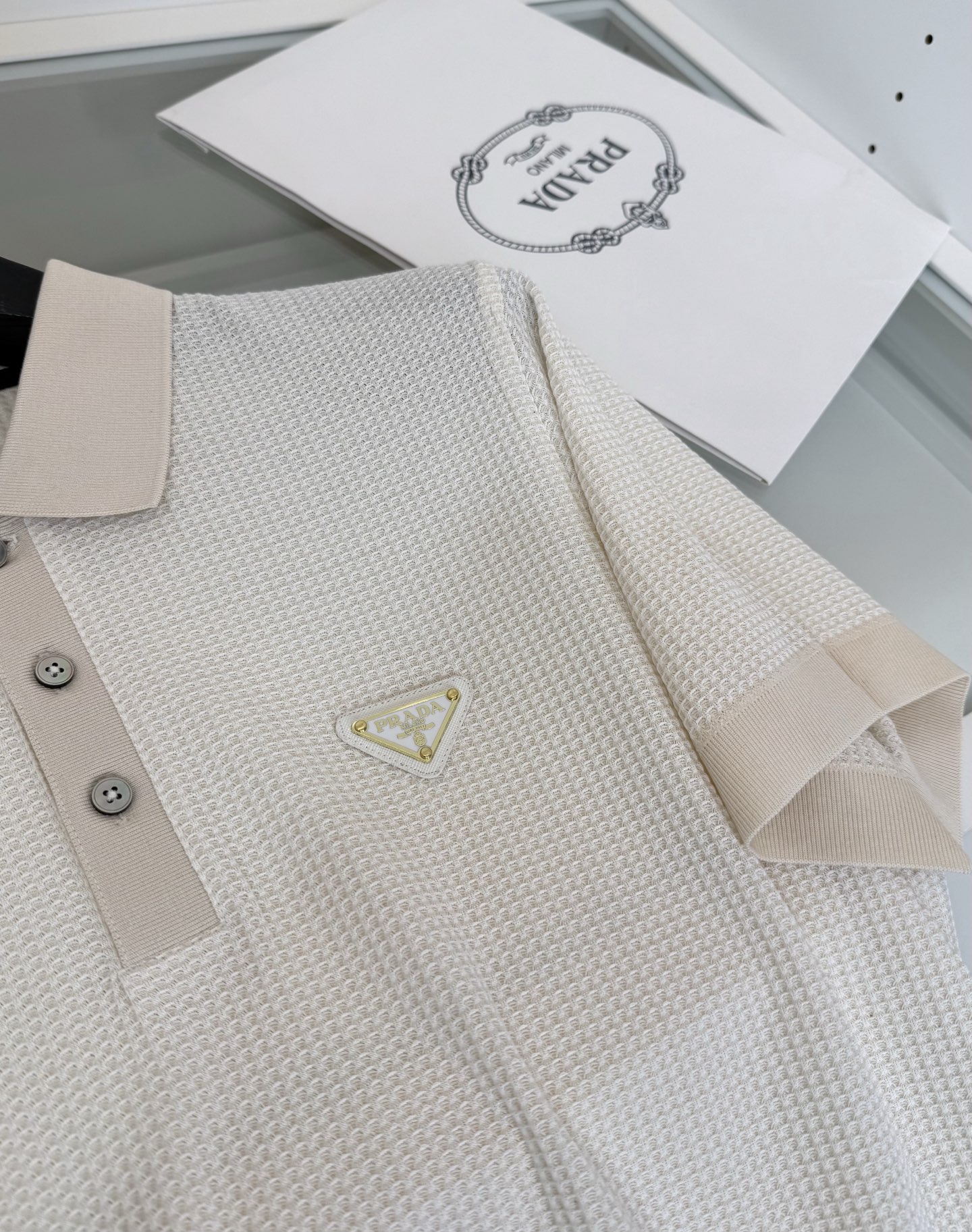 Pr*da普*达 2026春夏 （针织起脚料） 竖纹提花起脚 经典翻领针织短袖POLO衫，以针织工艺来呈