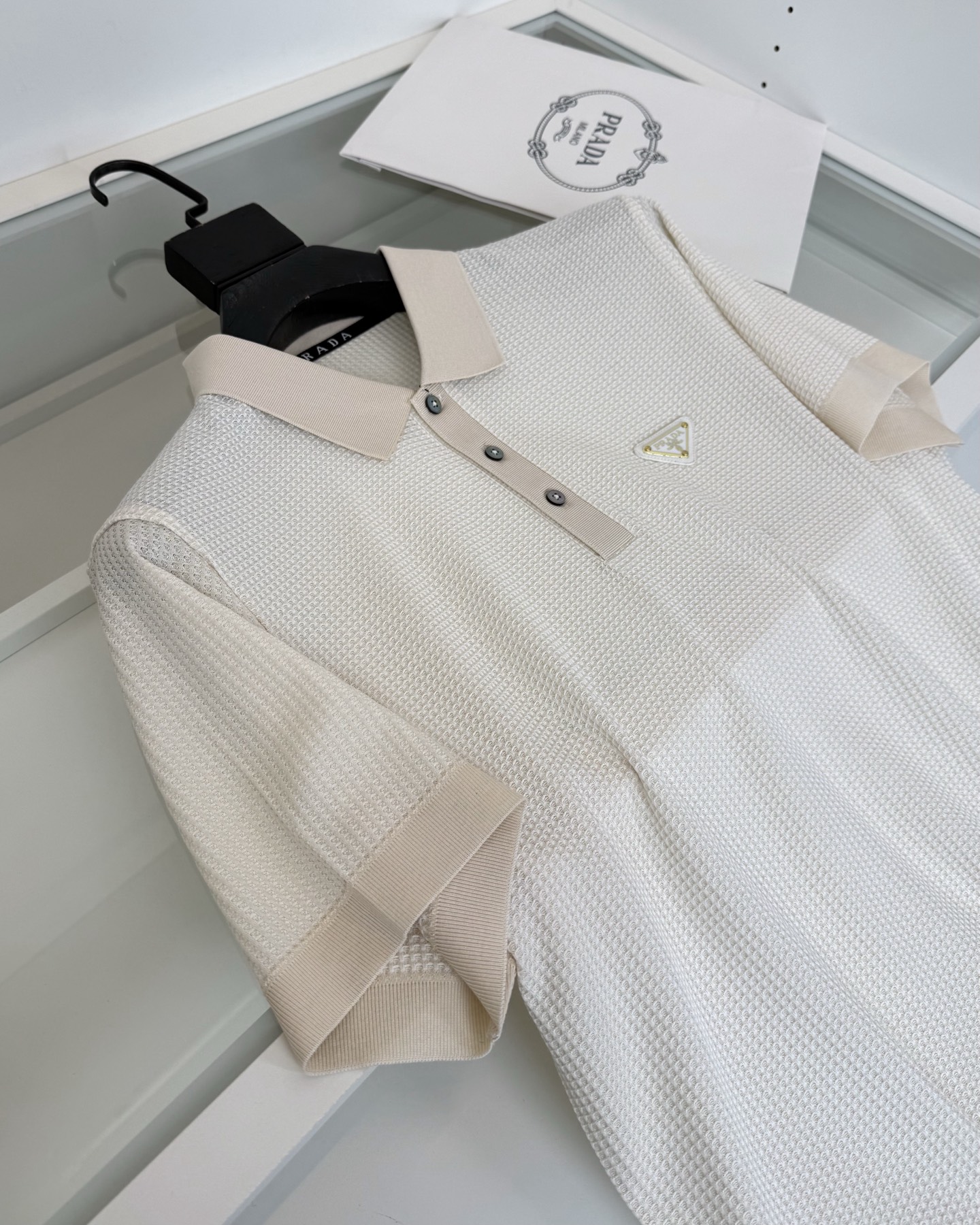 Pr*da普*达 2026春夏 （针织起脚料） 竖纹提花起脚 经典翻领针织短袖POLO衫，以针织工艺来呈