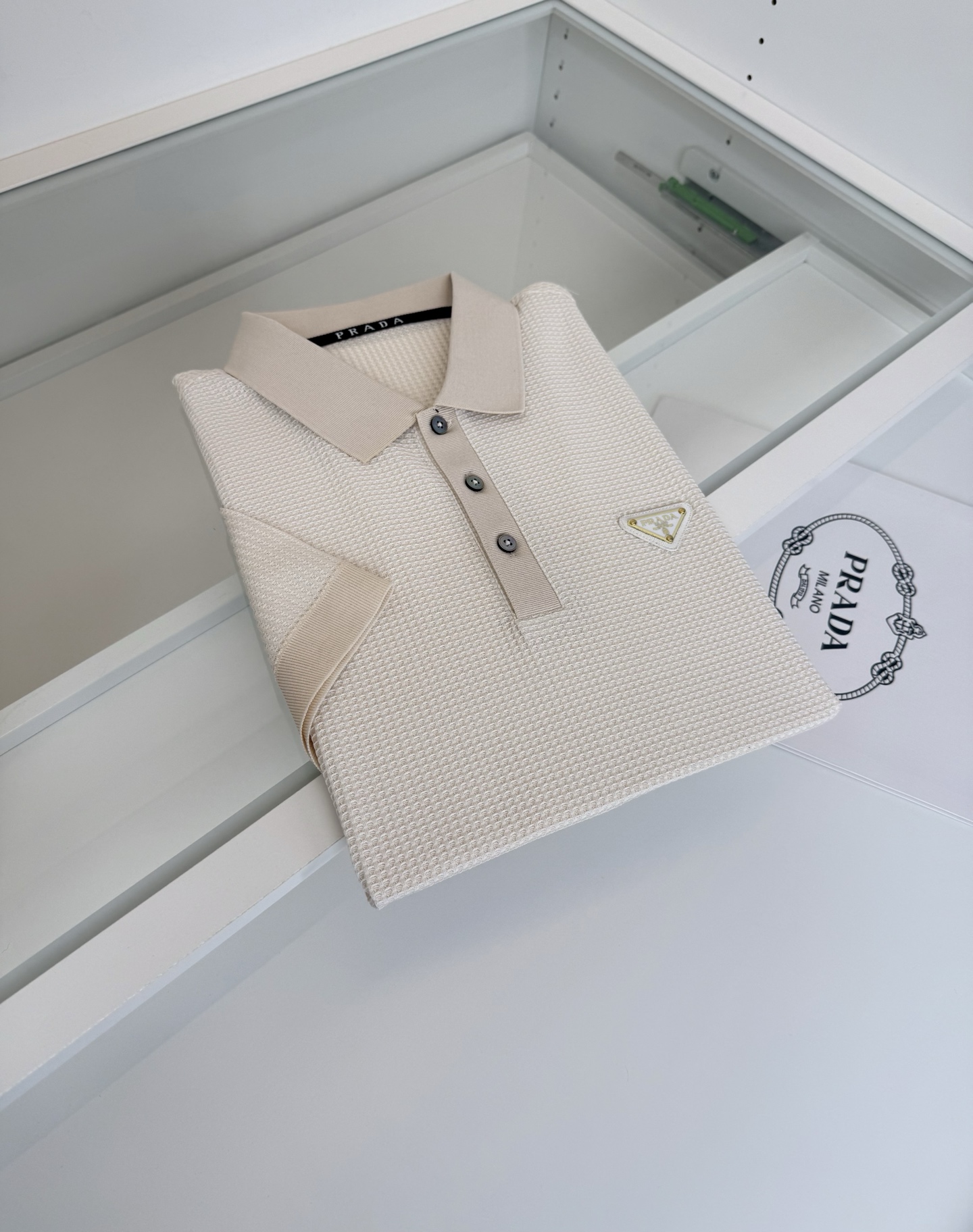 Pr*da普*达 2026春夏 （针织起脚料） 竖纹提花起脚 经典翻领针织短袖POLO衫，以针织工艺来呈