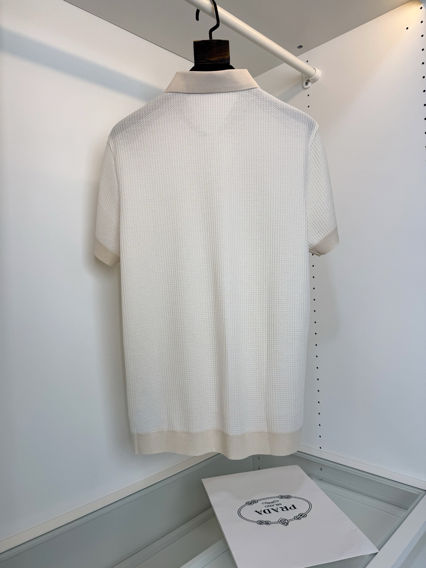 Pr*da普*达 2026春夏 （针织起脚料） 竖纹提花起脚 经典翻领针织短袖POLO衫，以针织工艺来呈