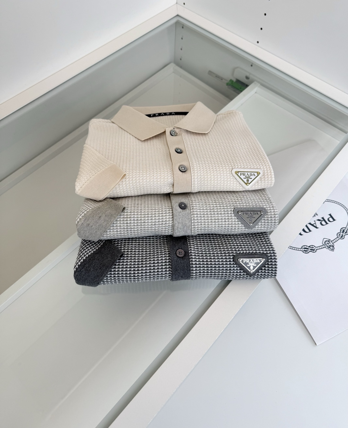 Pr*da普*达 2026春夏 （针织起脚料） 竖纹提花起脚 经典翻领针织短袖POLO衫，以针织工艺来呈