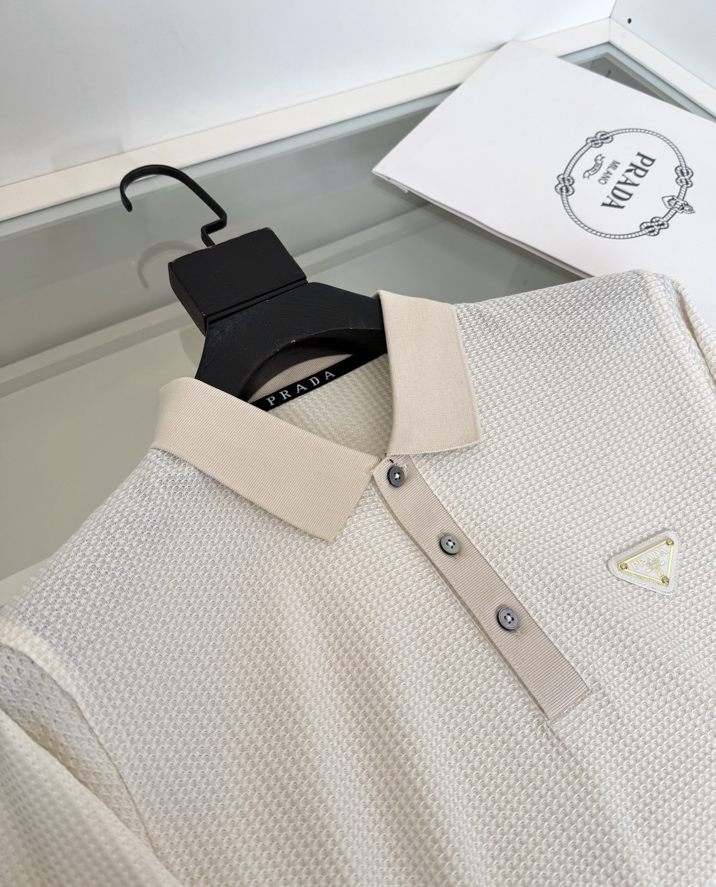 Pr*da普*达 2026春夏 （针织起脚料） 竖纹提花起脚 经典翻领针织短袖POLO衫，以针织工艺来呈