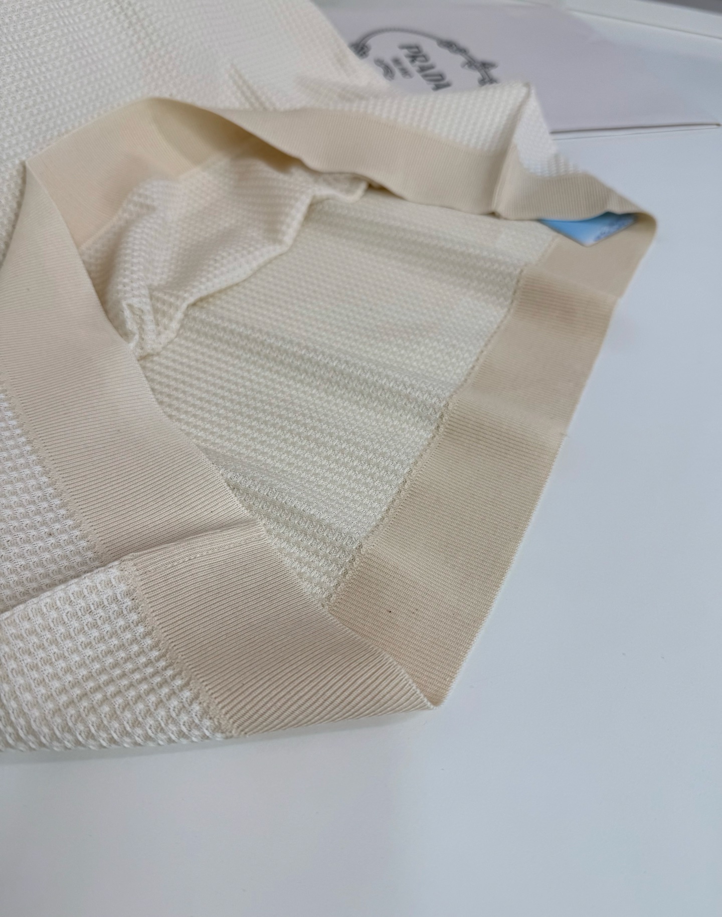 Pr*da普*达 2026春夏 （针织起脚料） 竖纹提花起脚 经典翻领针织短袖POLO衫，以针织工艺来呈