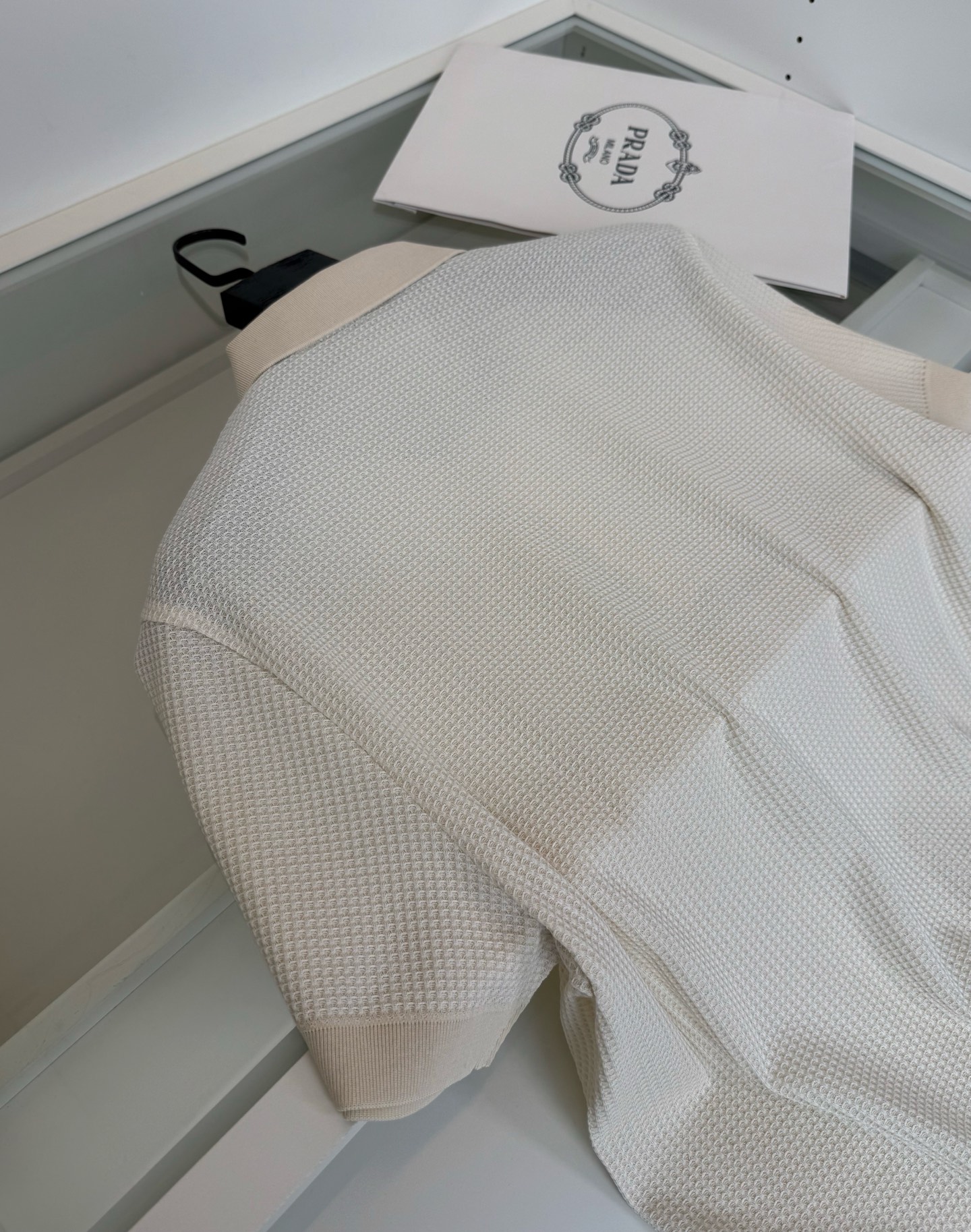 Pr*da普*达 2026春夏 （针织起脚料） 竖纹提花起脚 经典翻领针织短袖POLO衫，以针织工艺来呈