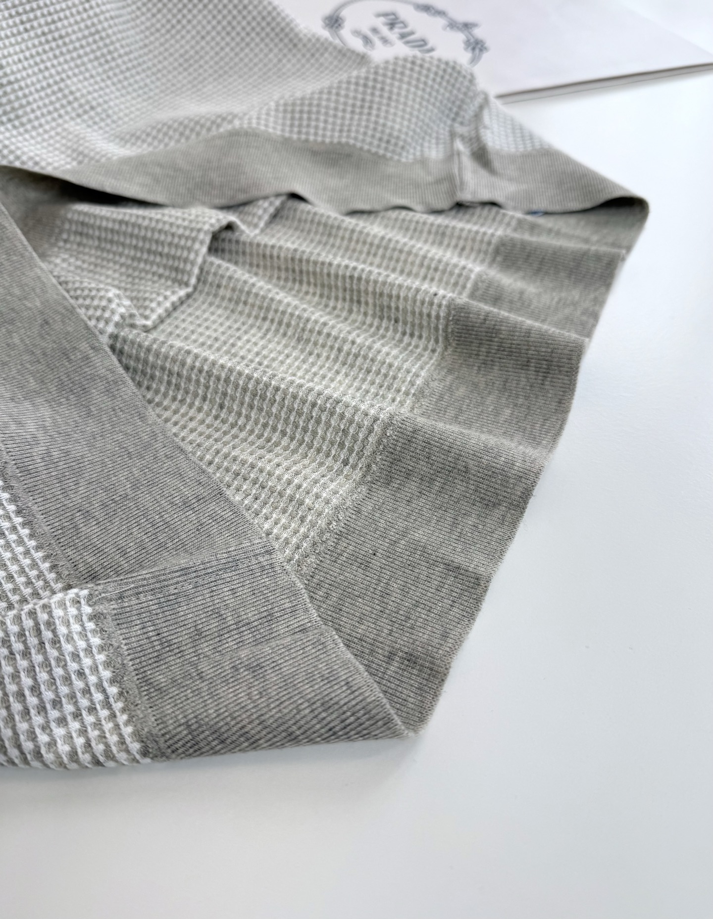 Pr*da普*达 2026春夏 （针织起脚料） 竖纹提花起脚 经典翻领针织短袖POLO衫，以针织工艺来呈