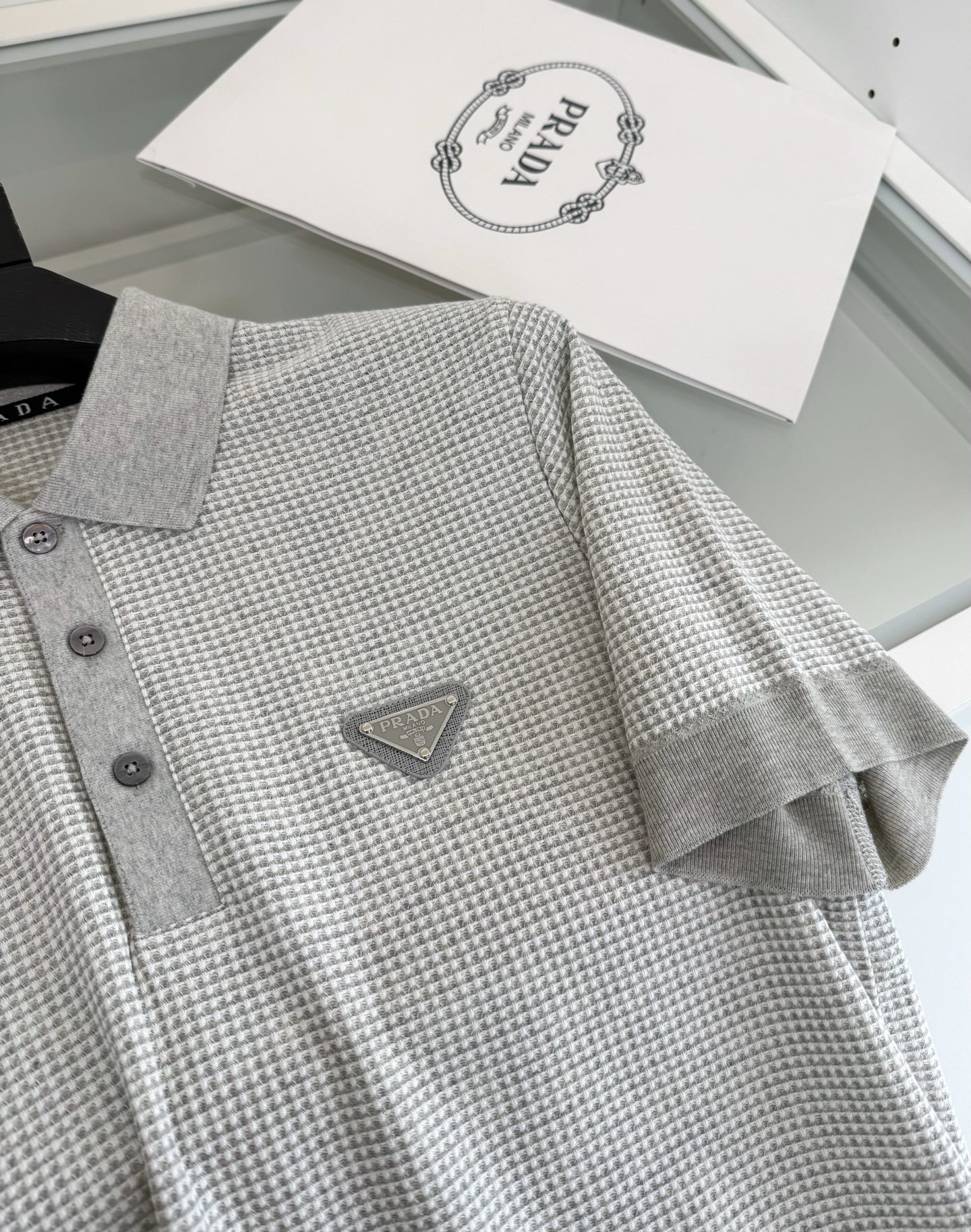 Pr*da普*达 2026春夏 （针织起脚料） 竖纹提花起脚 经典翻领针织短袖POLO衫，以针织工艺来呈