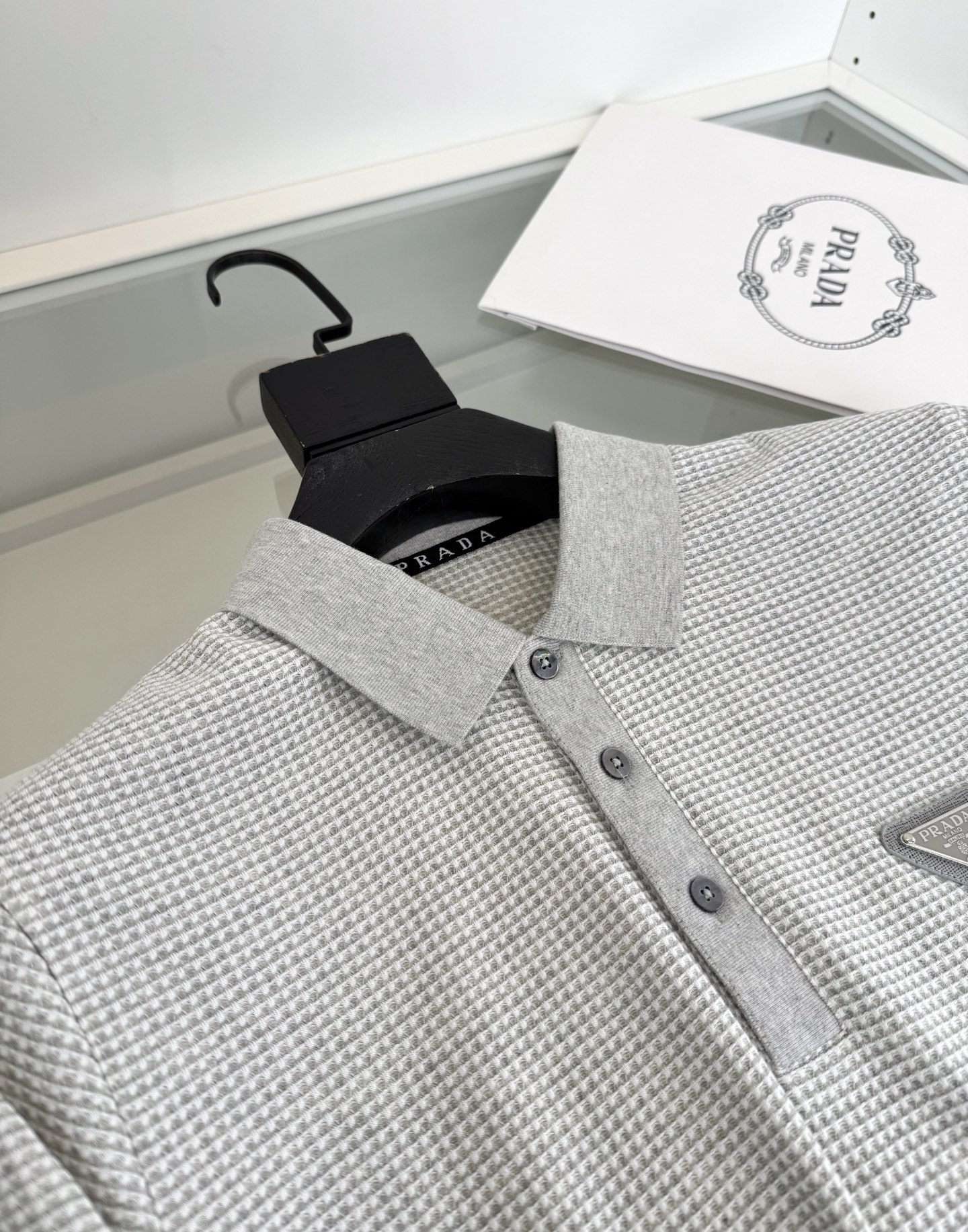 Pr*da普*达 2026春夏 （针织起脚料） 竖纹提花起脚 经典翻领针织短袖POLO衫，以针织工艺来呈