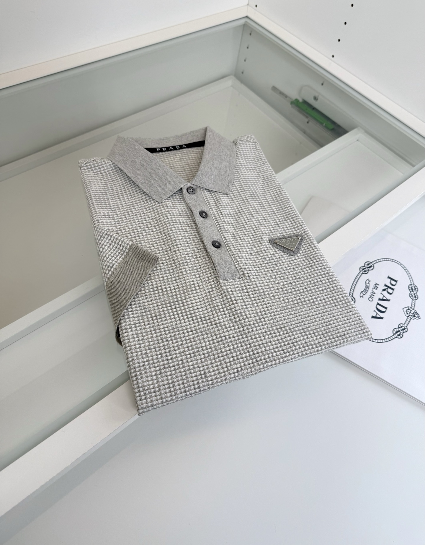 Pr*da普*达 2026春夏 （针织起脚料） 竖纹提花起脚 经典翻领针织短袖POLO衫，以针织工艺来呈