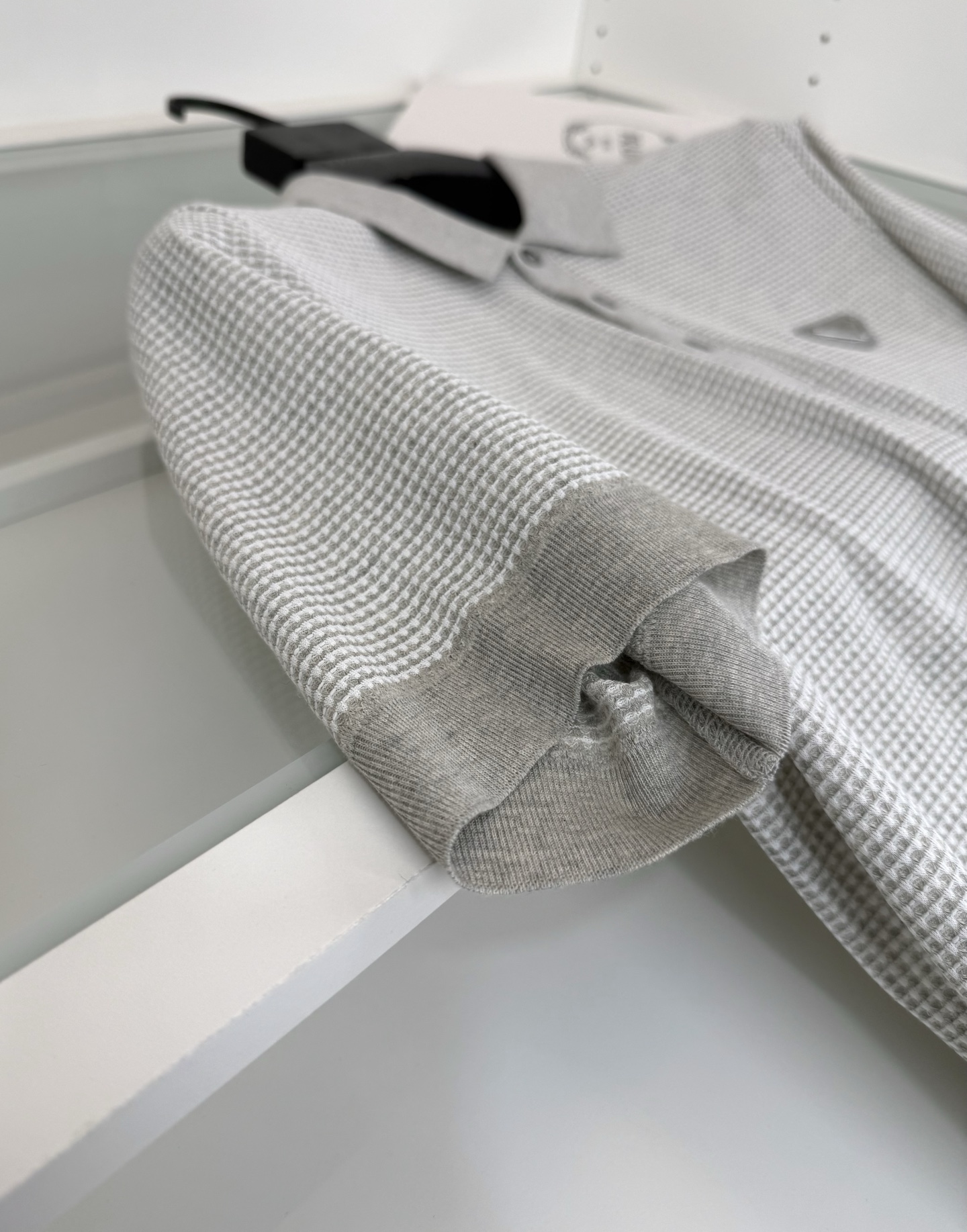 Pr*da普*达 2026春夏 （针织起脚料） 竖纹提花起脚 经典翻领针织短袖POLO衫，以针织工艺来呈