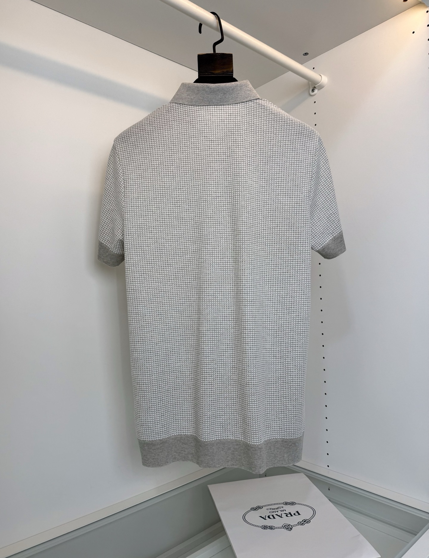 Pr*da普*达 2026春夏 （针织起脚料） 竖纹提花起脚 经典翻领针织短袖POLO衫，以针织工艺来呈