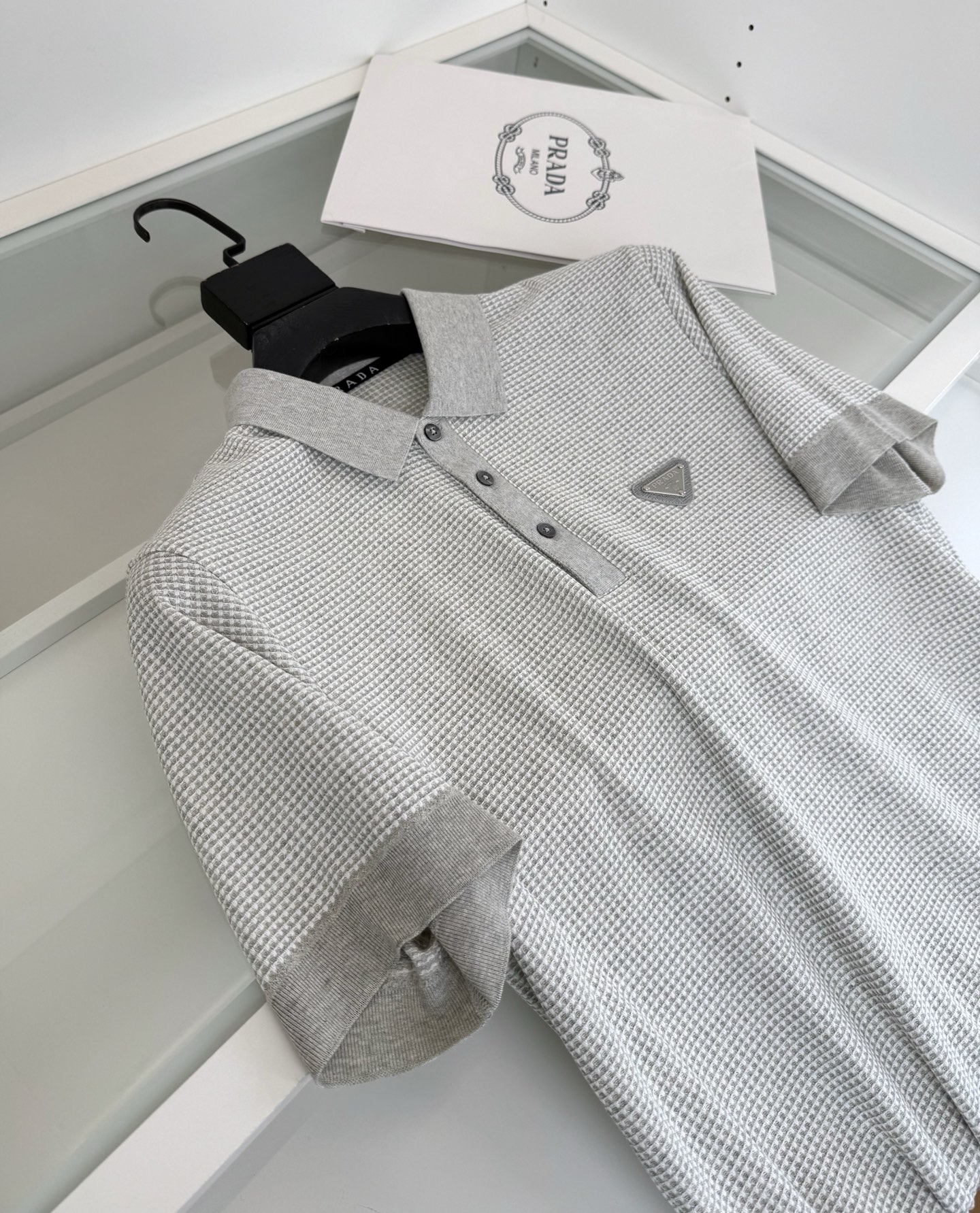 Pr*da普*达 2026春夏 （针织起脚料） 竖纹提花起脚 经典翻领针织短袖POLO衫，以针织工艺来呈